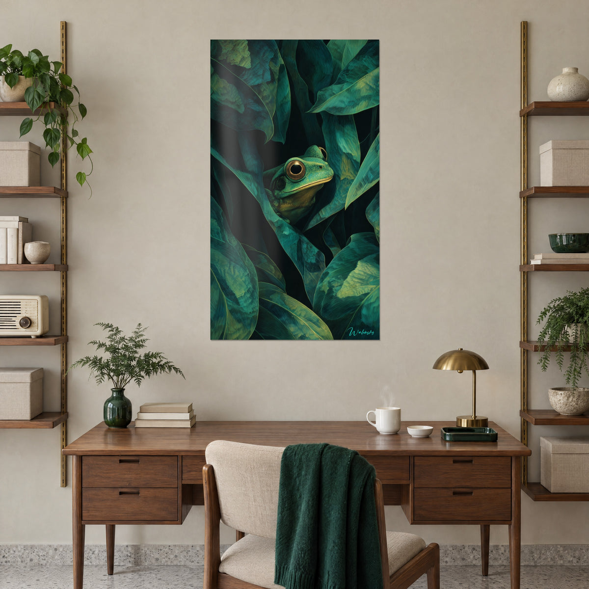 Quadro rospo verde giada dagli occhi ambrati nascosto sotto foglie nere e turchesi, scrivania in noce e mensola con piante