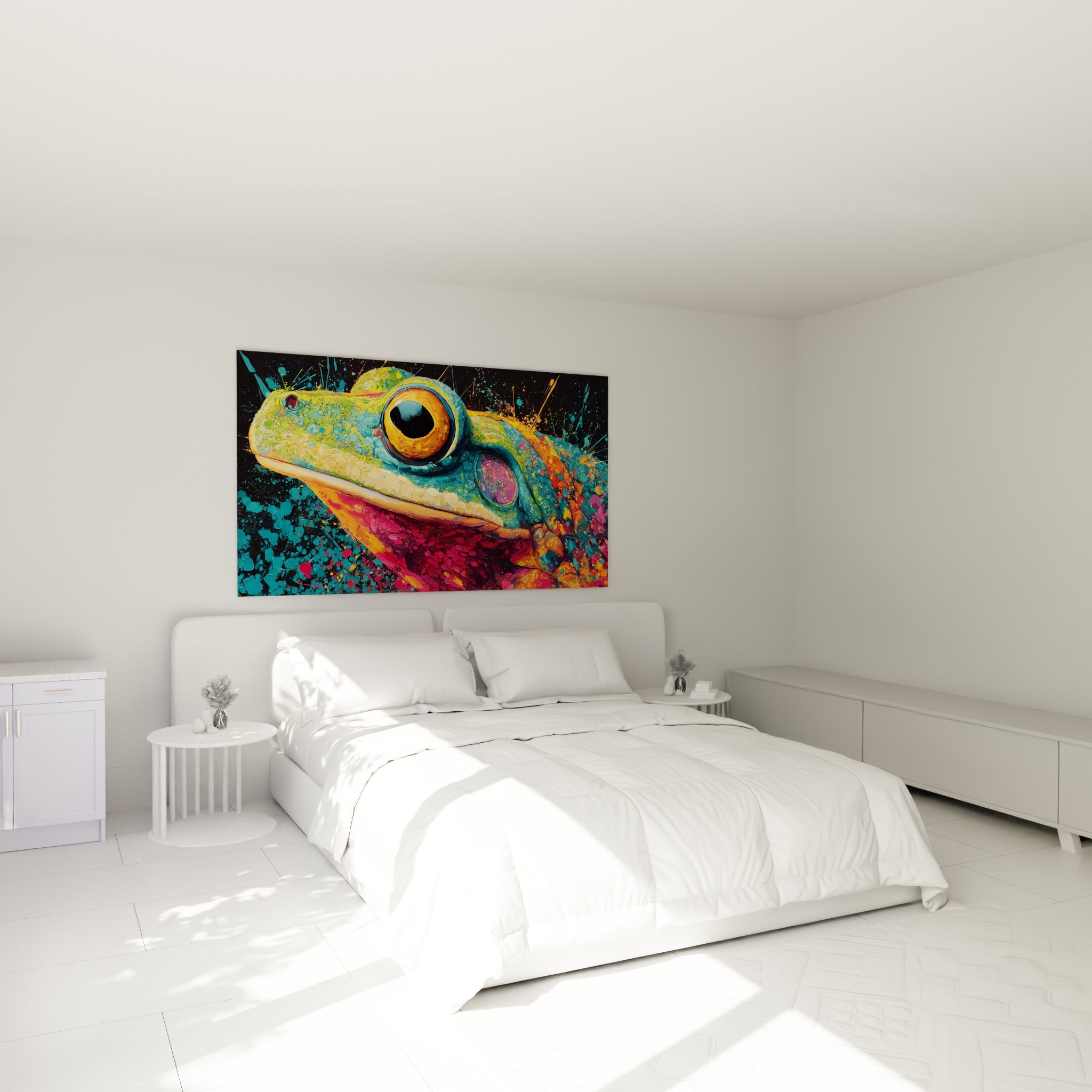 Batracien coloré aux teintes vert olive et rose vif accroché au-dessus d'un lit dans une chambre claire