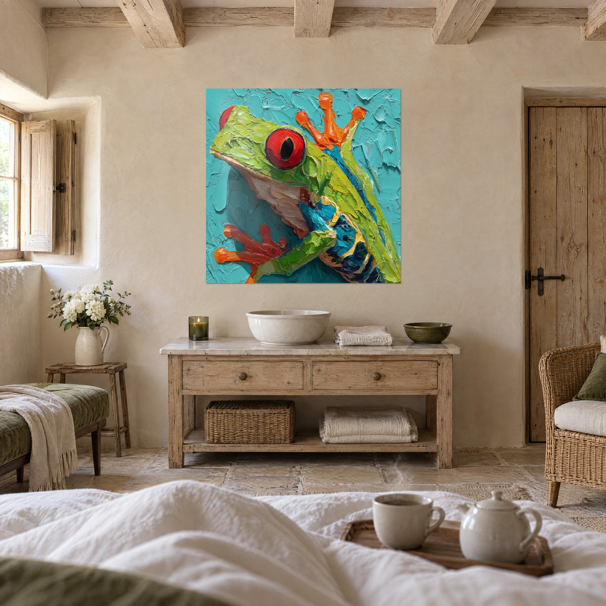 Schilderij kikkerachtige met rood oog en zwarte pupil, dikke groene en turquoise verf, boven een bed in een lichte slaapkamer