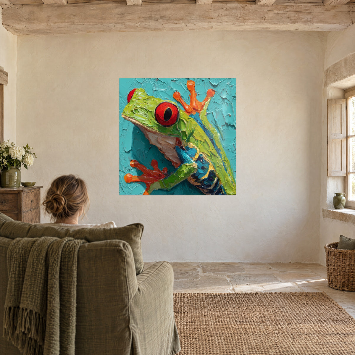 Schilderij kikker met grote rode ogen, groene en blauwe messtructuur, bewonderd door een vrouw van achteren in een woonkamer met stenen muren