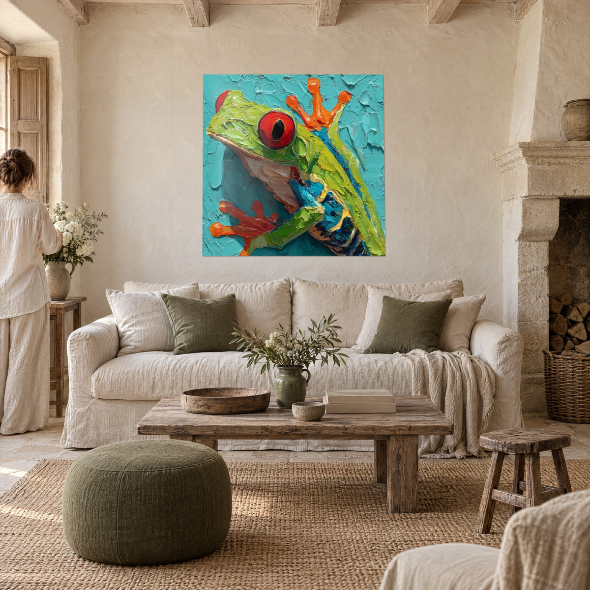 Schilderij groene boomkikker met rode ogen, turquoise en oranje dikke verf, twee personen van achteren boven een bank in een lichte woonkamer