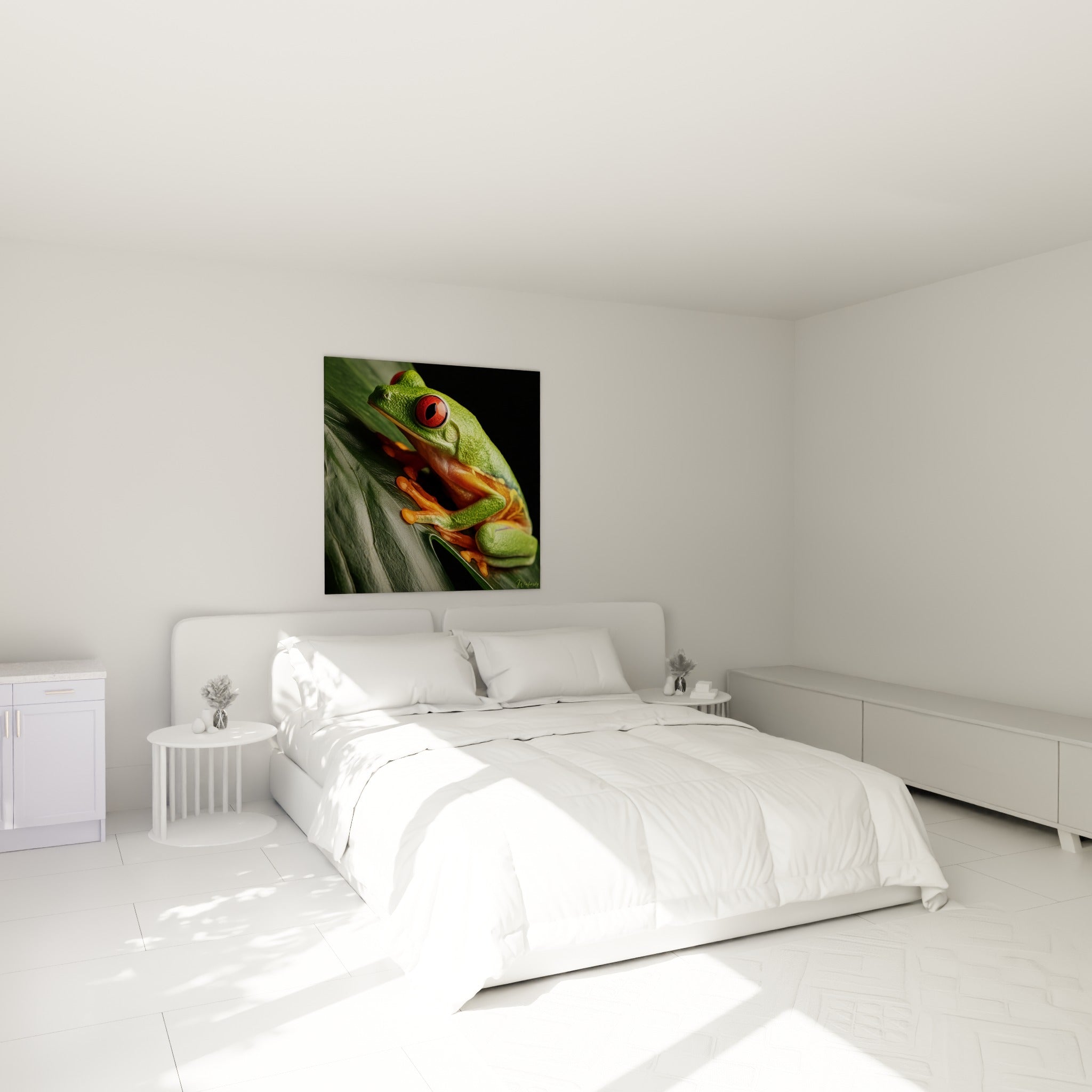 Grenouille émeraude aux pattes orange vif accrochée à une feuille, au-dessus d'un lit dans une chambre claire