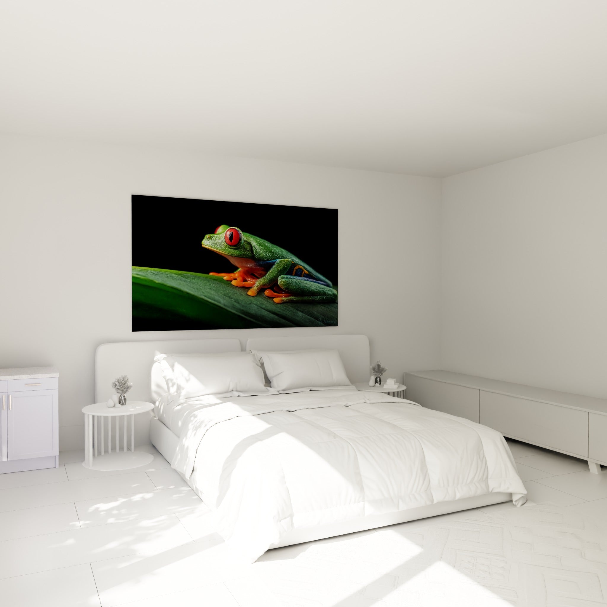 Grenouille arboricole verte et orange accrochée au-dessus d'un lit dans une chambre claire