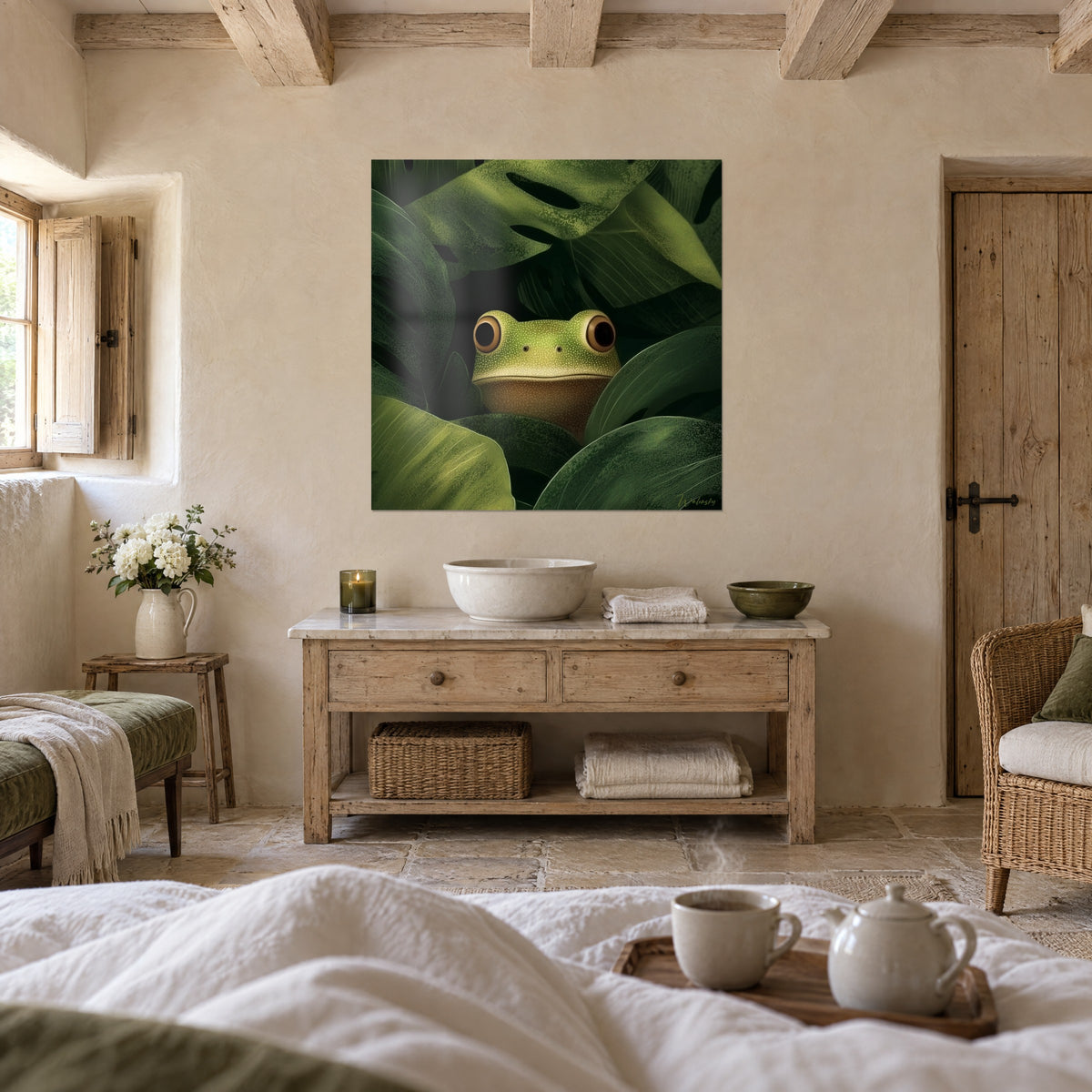 Schilderij kleine kikker met grote gouden ogen, genesteld in diep groen loof, boven een bed in een lichte slaapkamer
