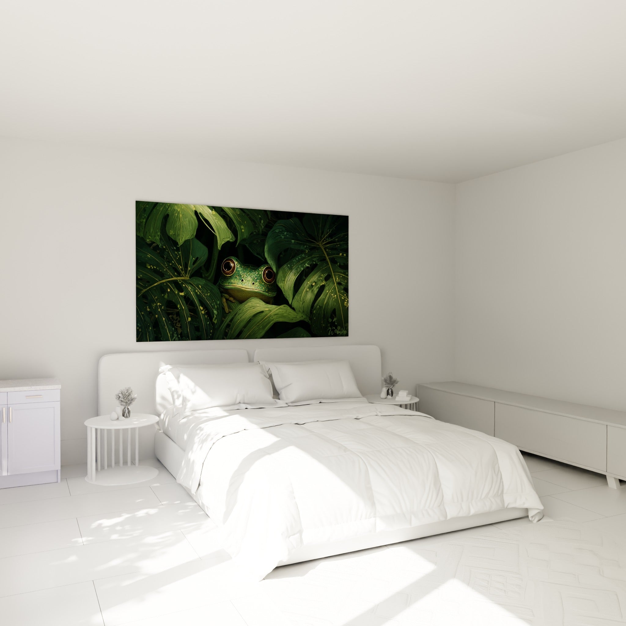 Amphibien tacheté vert et doré niché parmi des feuilles, accroché au-dessus d'un lit dans une chambre claire