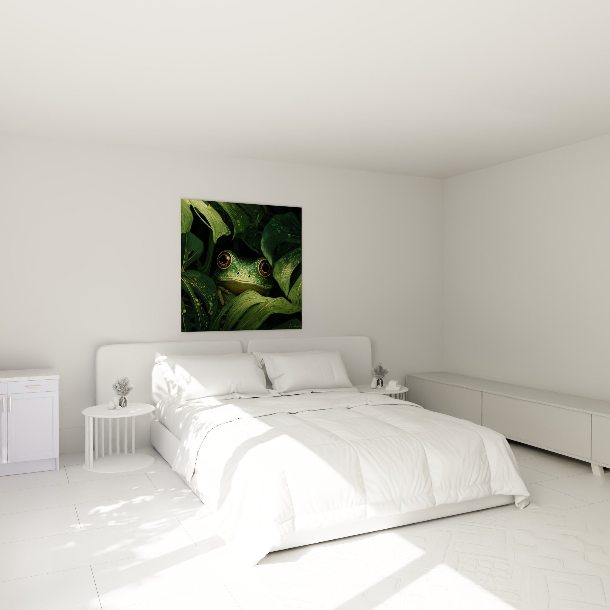 Yeux dorés d'une grenouille verte nichée dans les feuilles au-dessus d'un lit dans une chambre claire