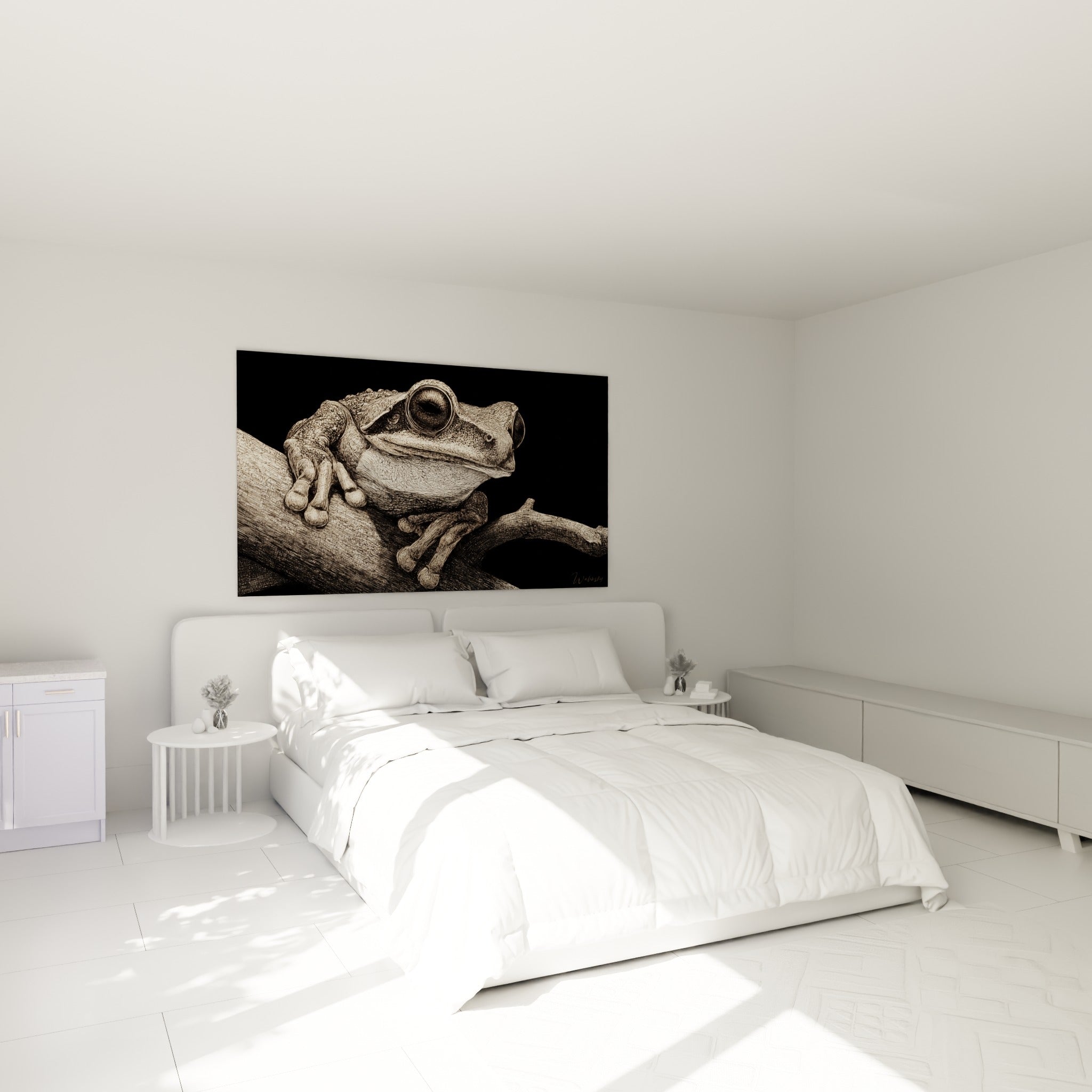 Amphibien sépia et ivoire au regard fixe accroché au-dessus d'un lit dans une chambre claire