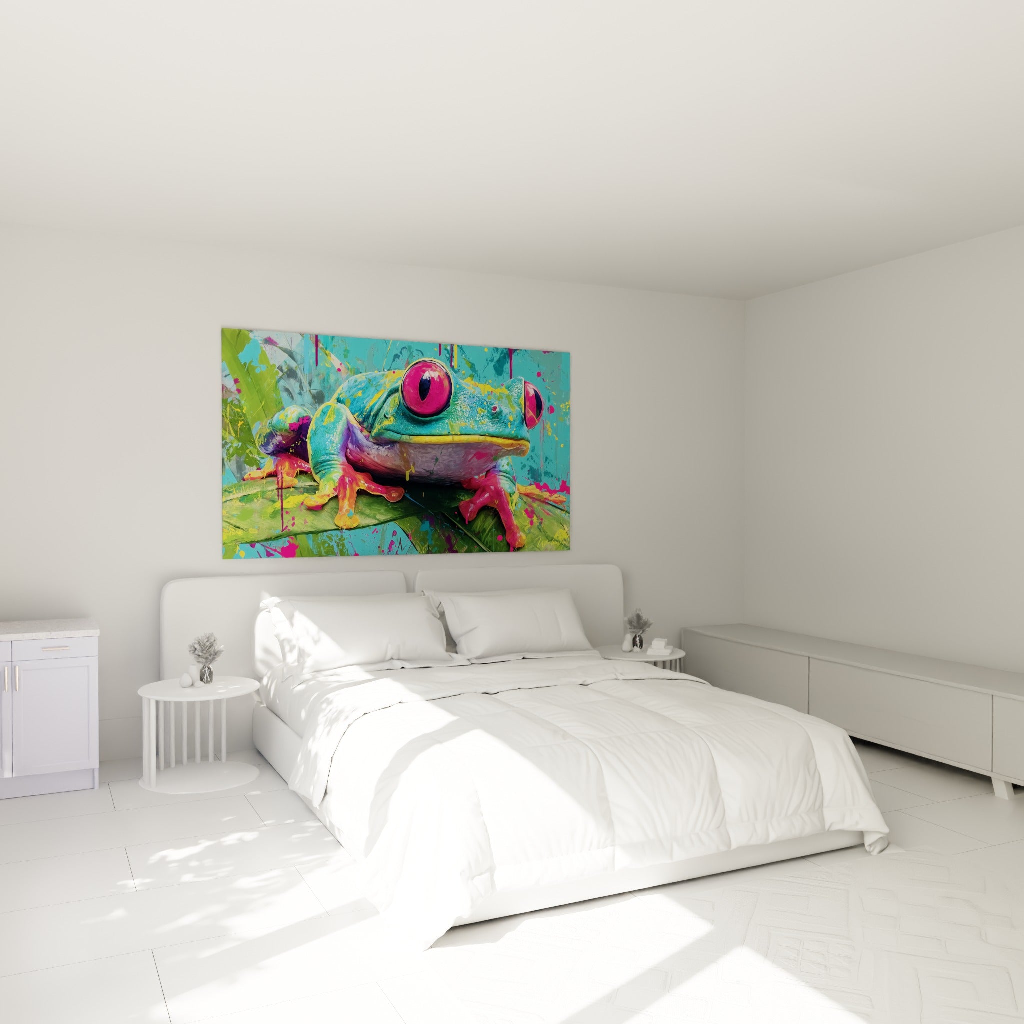 Yeux roses perçants et corps turquoise de la grenouille au-dessus d'un lit dans une chambre claire