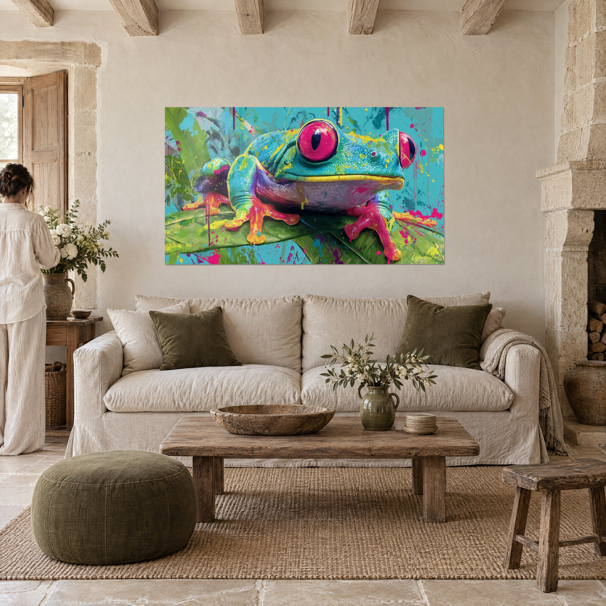 Tableau grenouille arboricole aux yeux rose fuchsia, peau turquoise et éclaboussures jaunes, au-dessus d'un canapé dans un salon lumineux