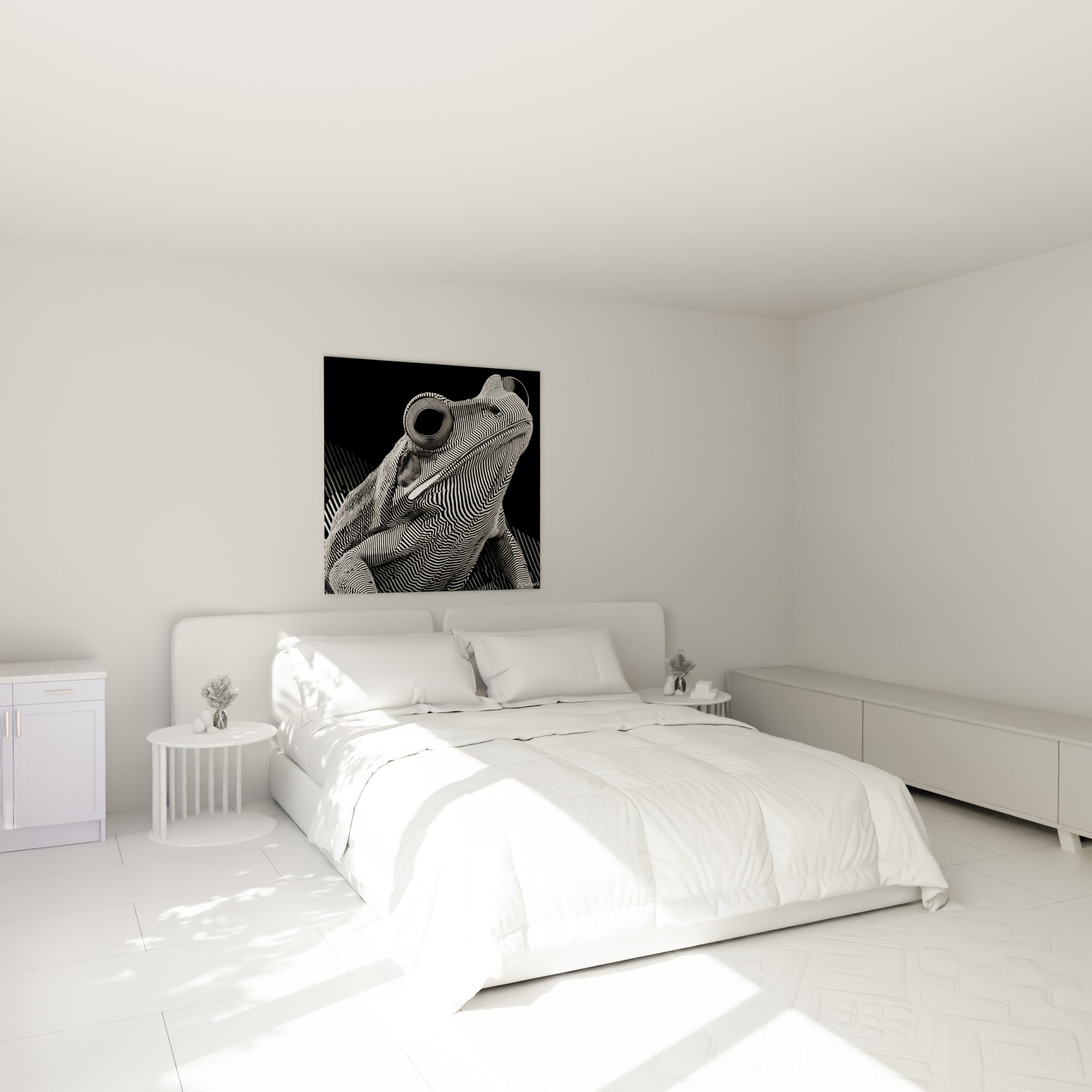 Amphibien zébré noir et blanc au regard intense, accroché au-dessus d'un lit dans une chambre claire
