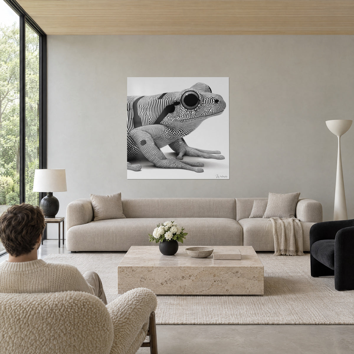Quadro di una rana ipnotica a strisce bianche e nere, occhio grande e tondo, due persone di spalle, sopra un divano in un soggiorno luminoso