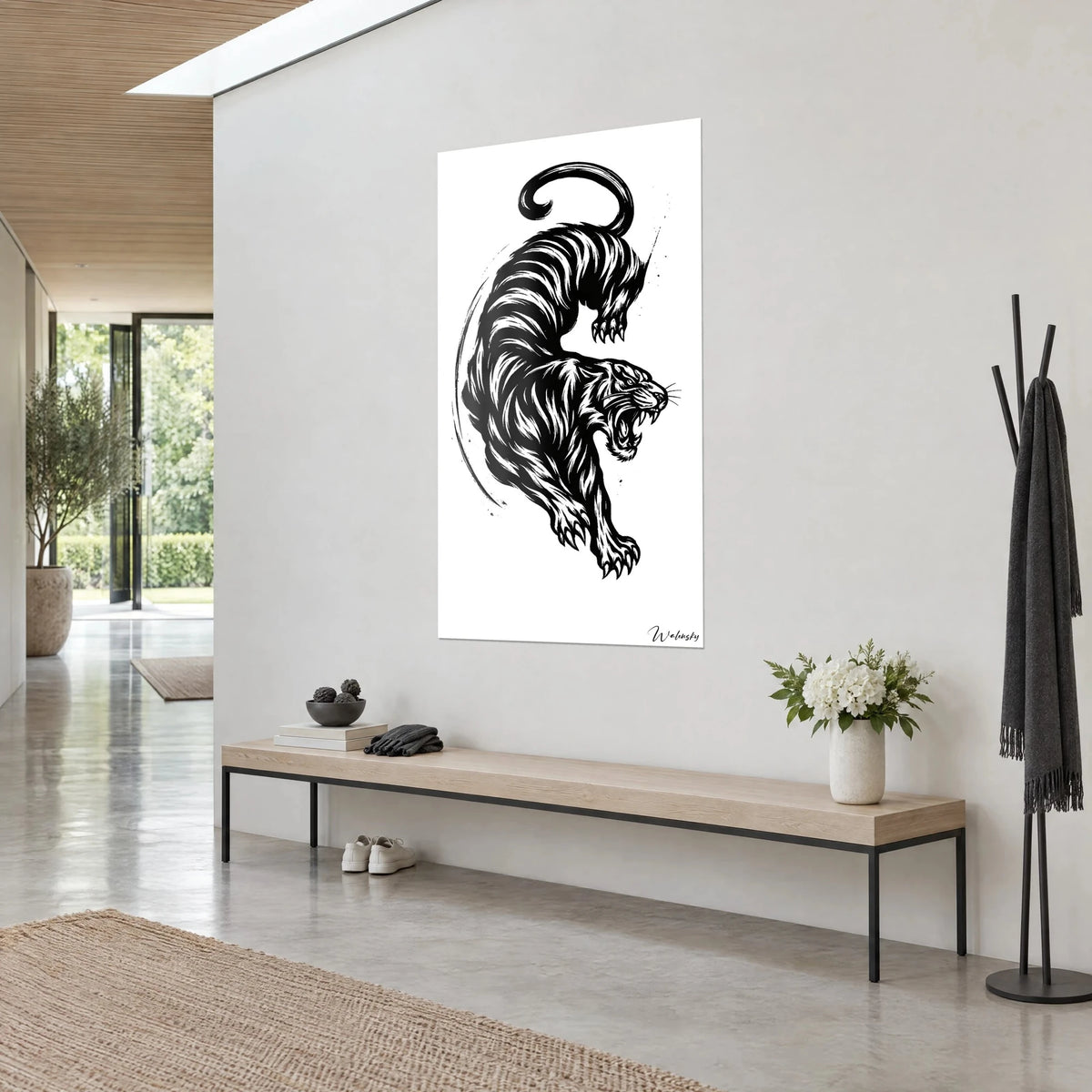 Quadro di un felino tatuato con strisce affusolate, coda arrotolata, nero profondo e bianco puro, su una parete grigia accanto a una panca