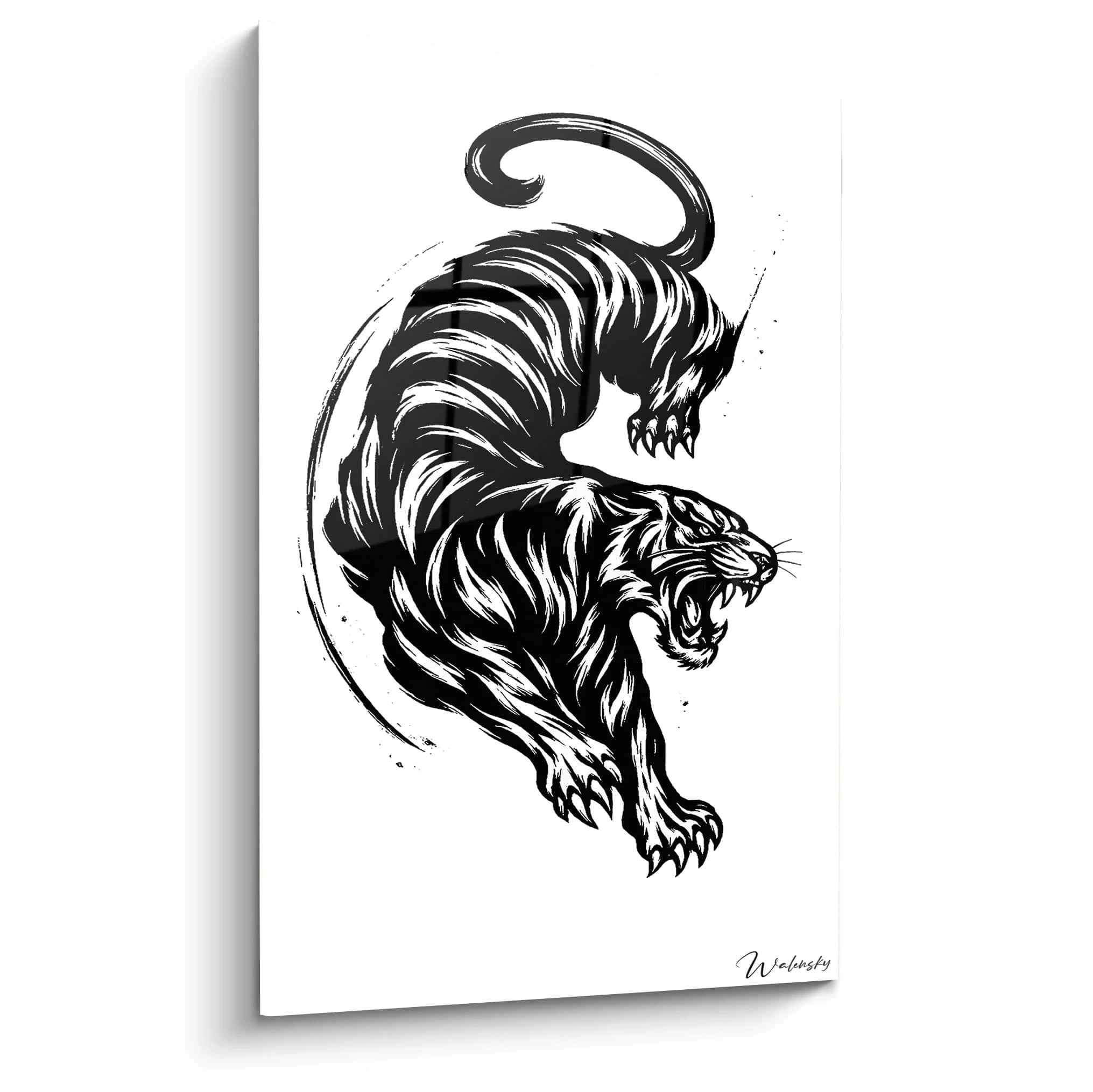 Un tableau tigre représentant un félin rugissant en posture dynamique, dessiné en encre noire sur fond blanc. La composition montre un tigre en mouvement avec des traits expressifs capturant la texture du pelage et la férocité de l'animal.
