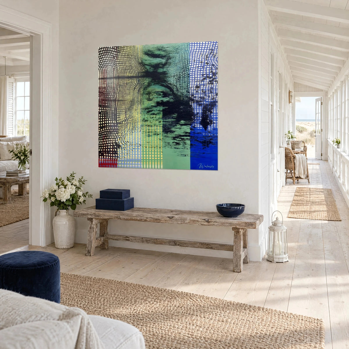 Op-Art-Gemälde mit verzerrtem Maschenmuster in tiefem Schwarz, Meergrün und Kobaltblau, an einer weißen Wand eines Flurs am Meer