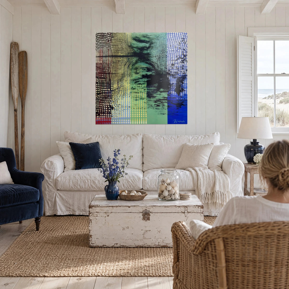 Gemälde mit wellenförmigem Gitter in Trompe-l'œil, Salbeigrün, Ultramarinblau und blassem Gelb, über einem Sofa in einem hellen Wohnzimmer