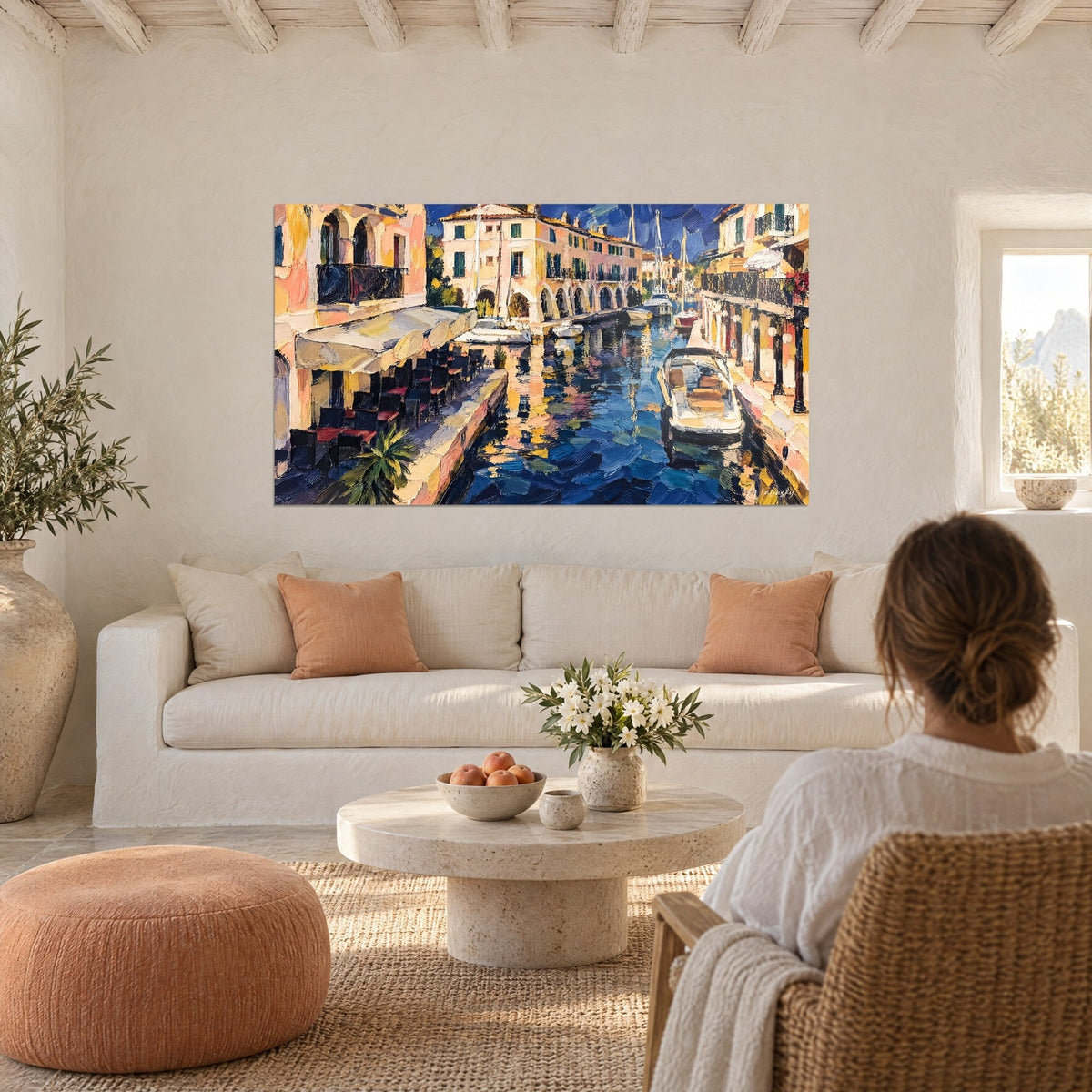 Gemälde Hafen der Provence in Marineblau und Ockertönen, Segelboote und Terrasse, über einem Sofa in einem hellen Wohnzimmer