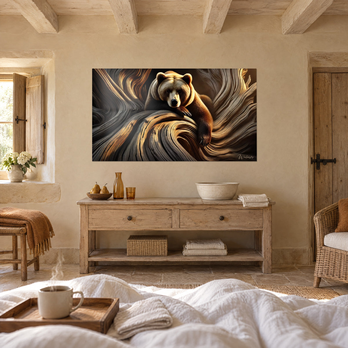 Gemälde eines goldbraunen Bären auf geschnitzten Baumstamm-Rundungen, Grau- und Karamelltöne, über einem Bett in einem hellen Schlafzimmer