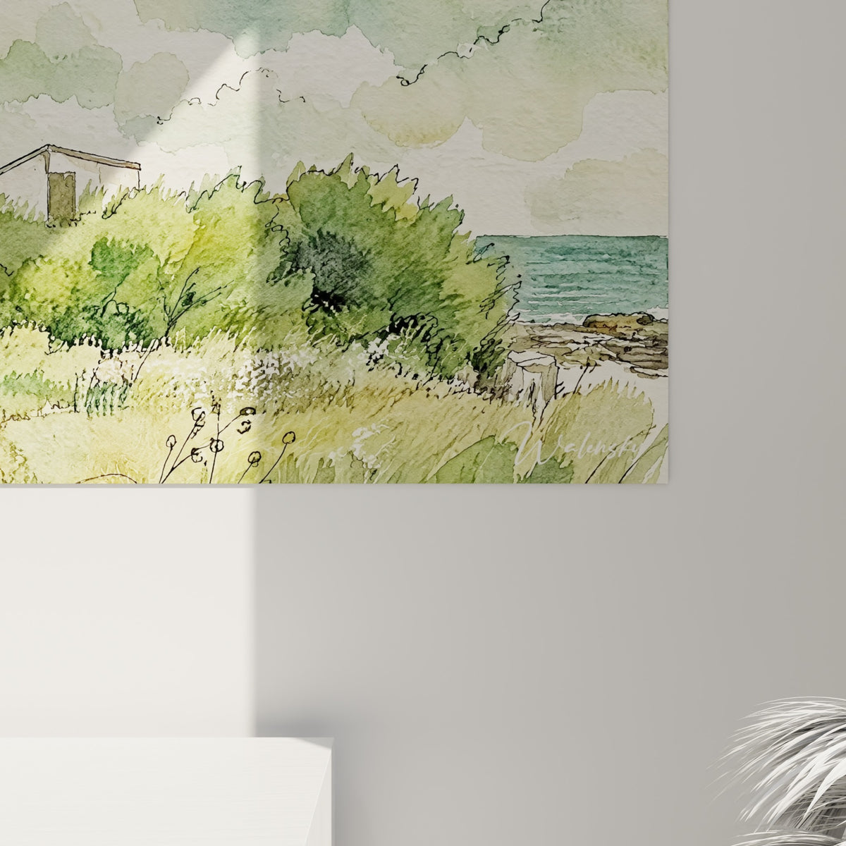 Grain de l'aquarelle visible sur les herbes vertes et les contours noirs du phare et du toit gris