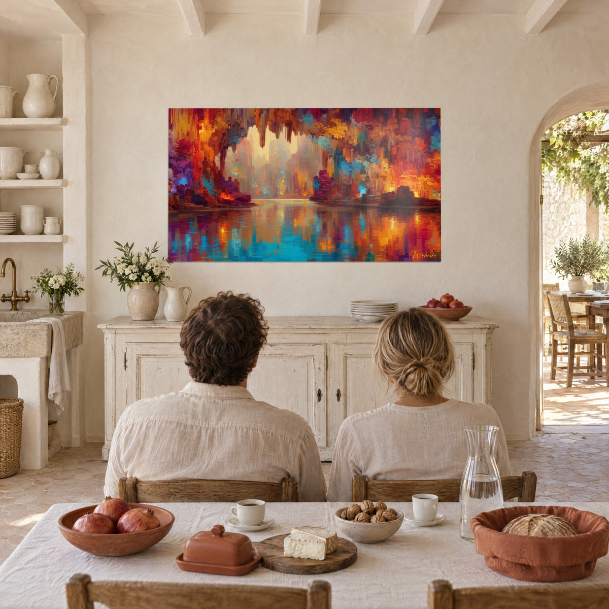 Cuadro cavidad encantada en píxeles magenta y dorado, reflejos azules en el agua, pareja de espaldas sentada a la mesa en una masía provenzal