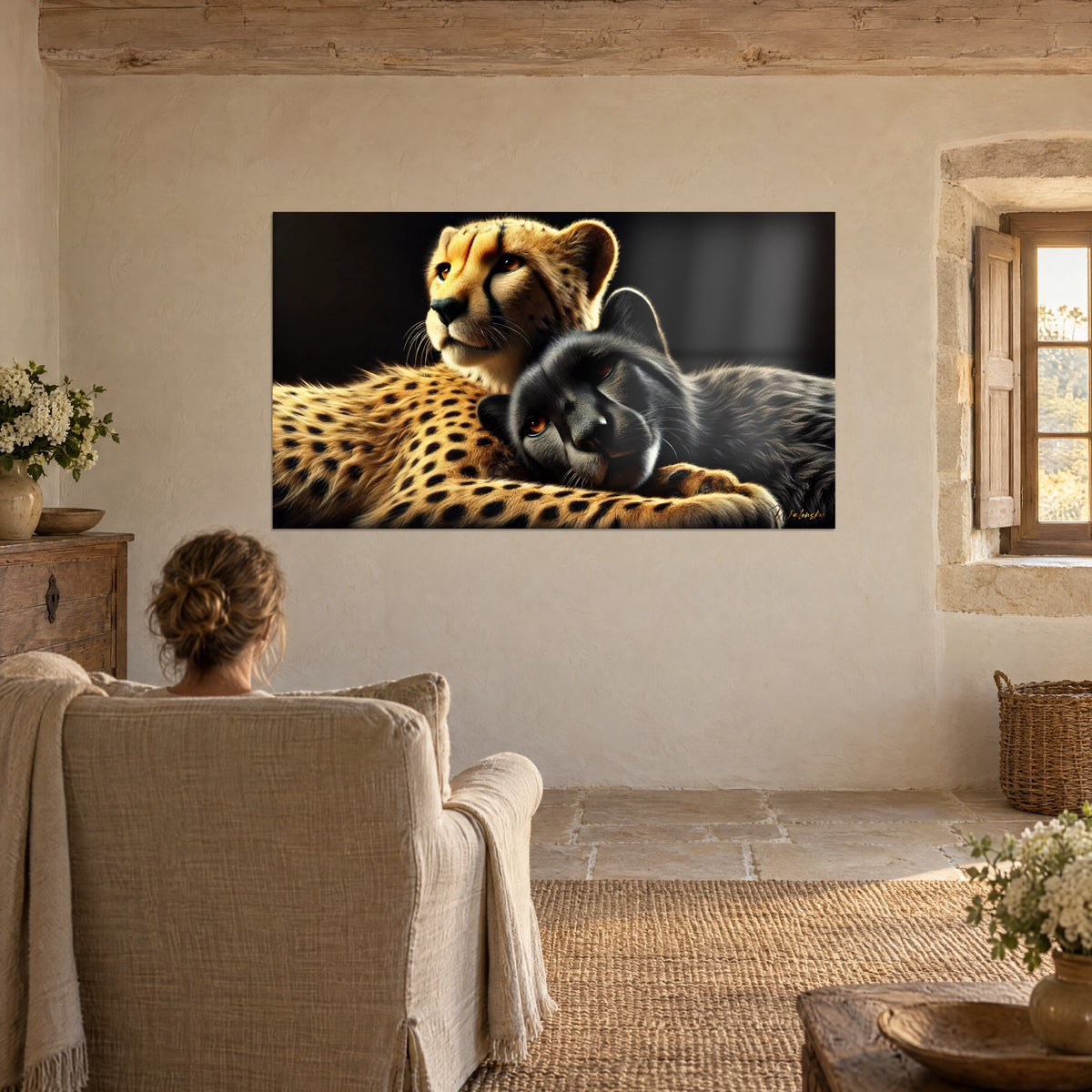 Tableau tendresse entre guépard et panthère noire, museau noir luisant contre pelage jaune tacheté, face à un fauteuil beige près d'une fenêtre