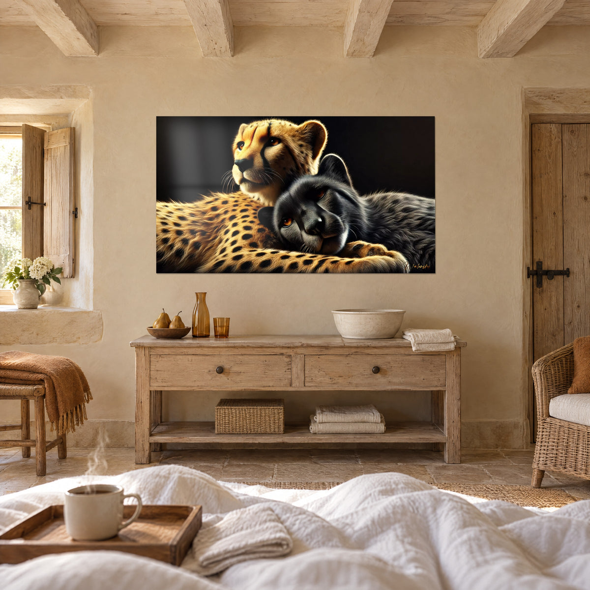 Tableau panthère noire reposant sa tête sur un guépard, pelage doré moucheté et noir velours, au-dessus d'un lit dans une chambre claire
