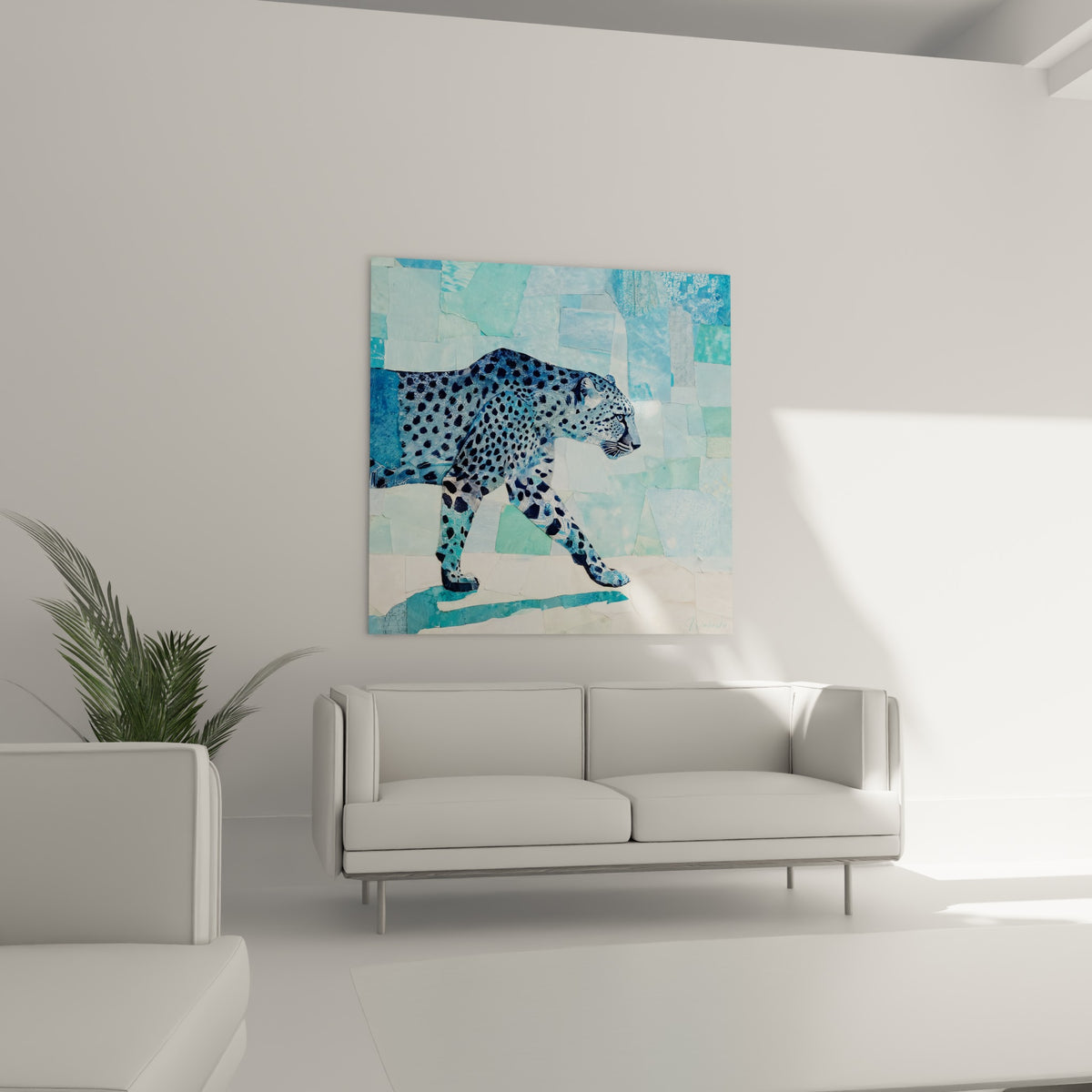 Silhouette bleu pastel du guépard en mouvement, disposée au-dessus d'un canapé dans un salon lumineux