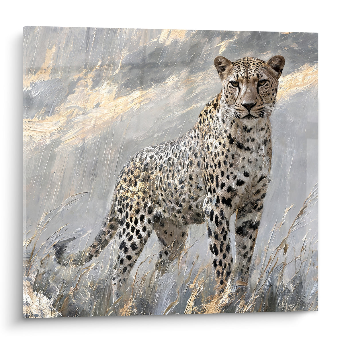 Guépard debout au pelage gris moucheté, regard fixe, fond argenté strié de touches dorées