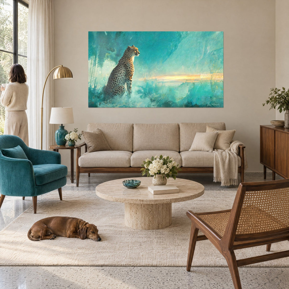Tableau félin tacheté assis, regard à l'horizon turquoise et doré, avec un teckel couché, au-dessus d'un canapé dans un salon lumineux