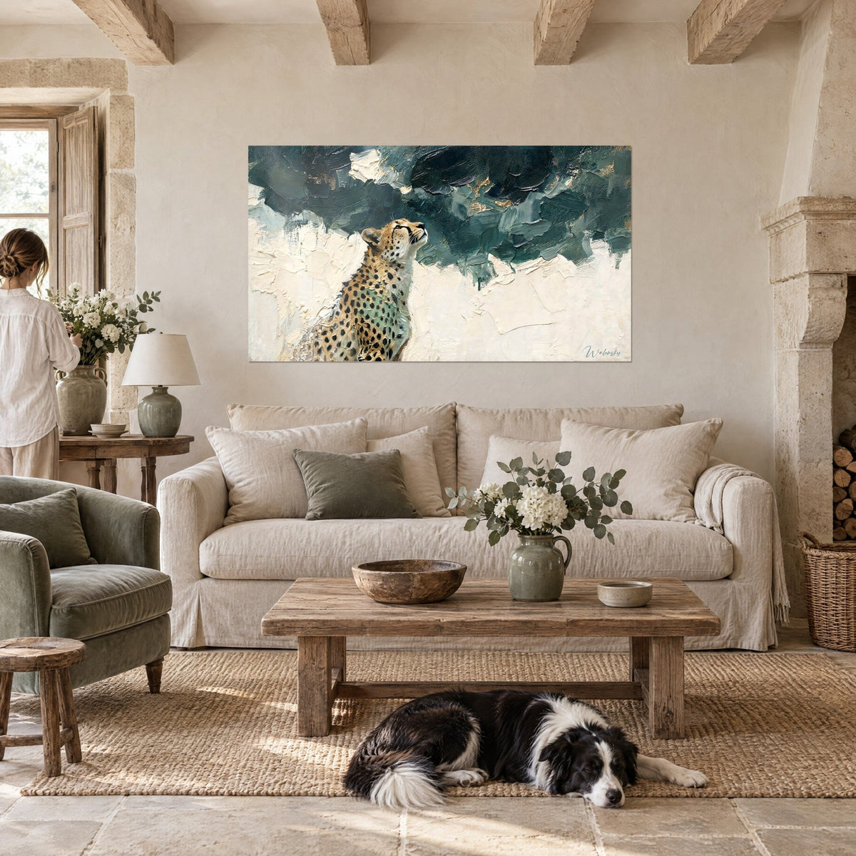 Schilderij van een goudkleurige, gevlekte jachtluipaard die zijn snuit richt op een smaragdgroene lucht, ivoren achtergrond, naast een collie, boven een bank in een lichte woonkamer