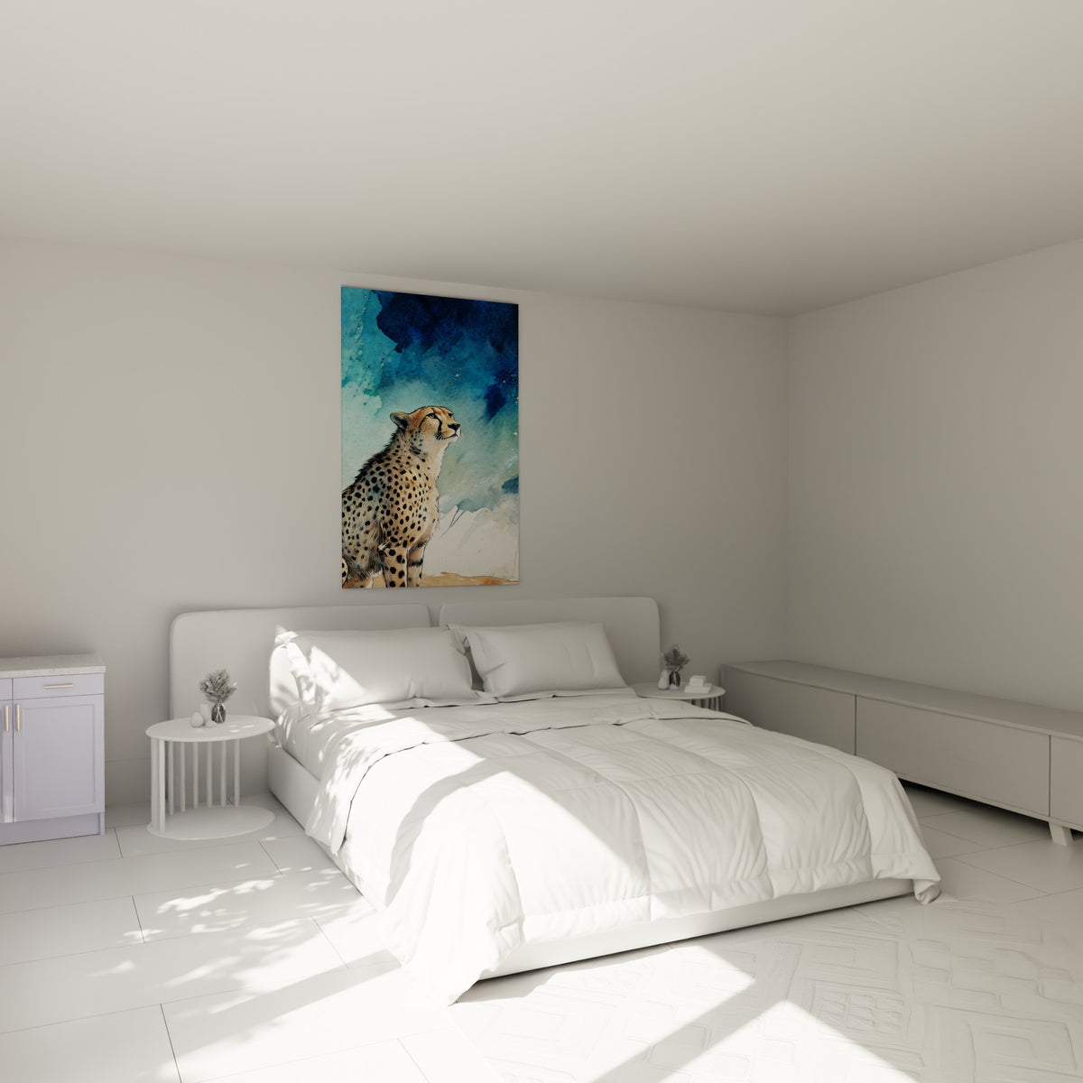 Félin ocre et bleu marine peint en aquarelle, accroché au-dessus d'un lit dans une chambre claire