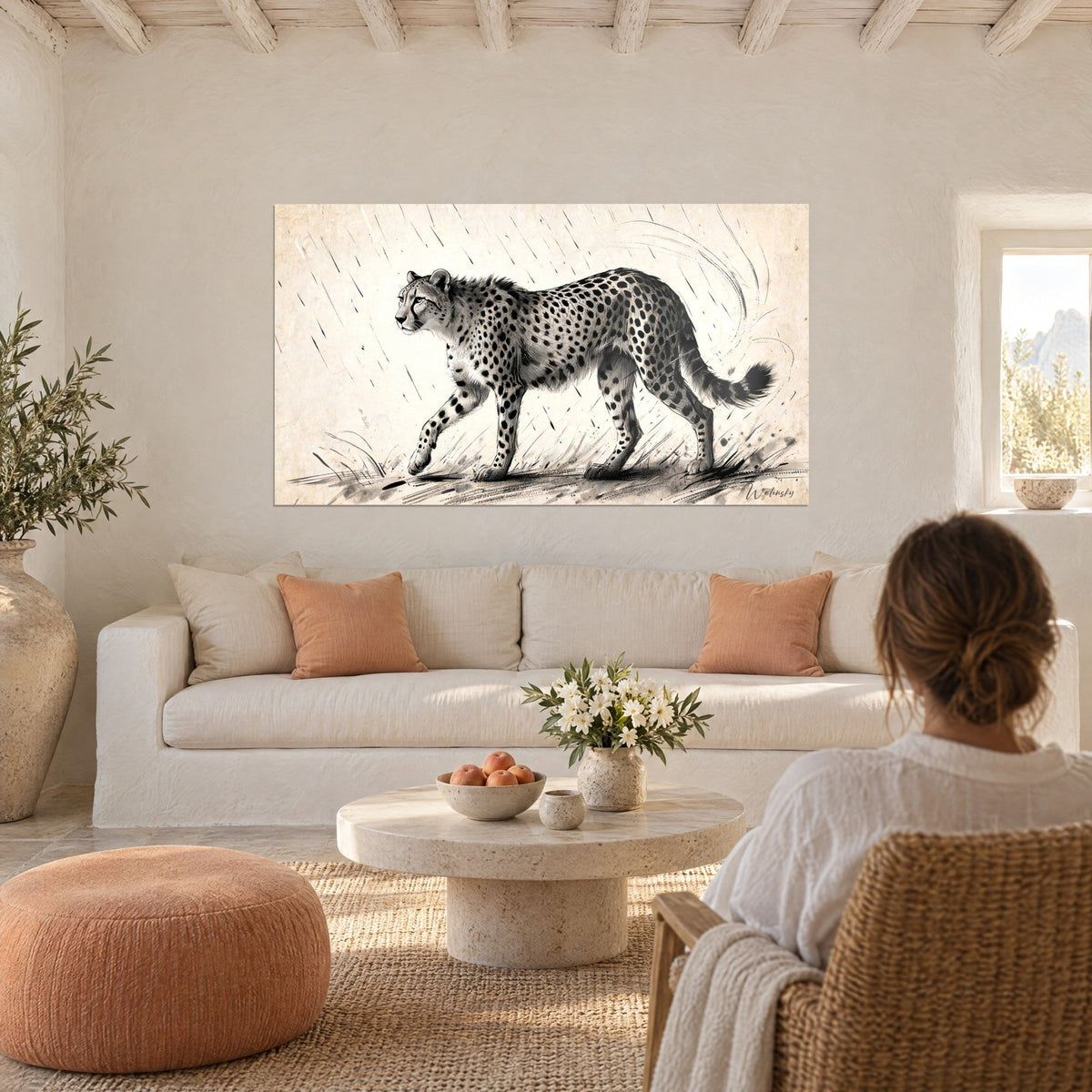 Gemälde Gepard auf dem Weg, gesprenkelt, schwarze Skizze auf cremefarbenem Grund, Regen in Strichen, über einem Sofa in einem hellen Wohnzimmer