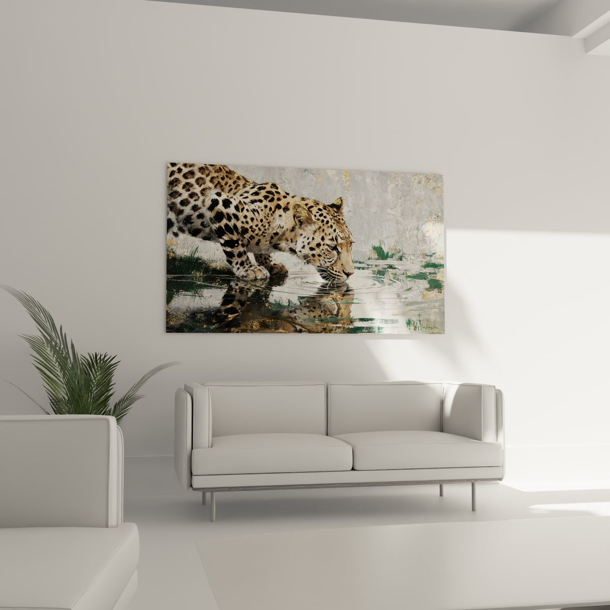 Scène de guépard buvant dans l'eau, camaïeu gris perle et beige, suspendue au-dessus d'un canapé dans un salon lumineux
