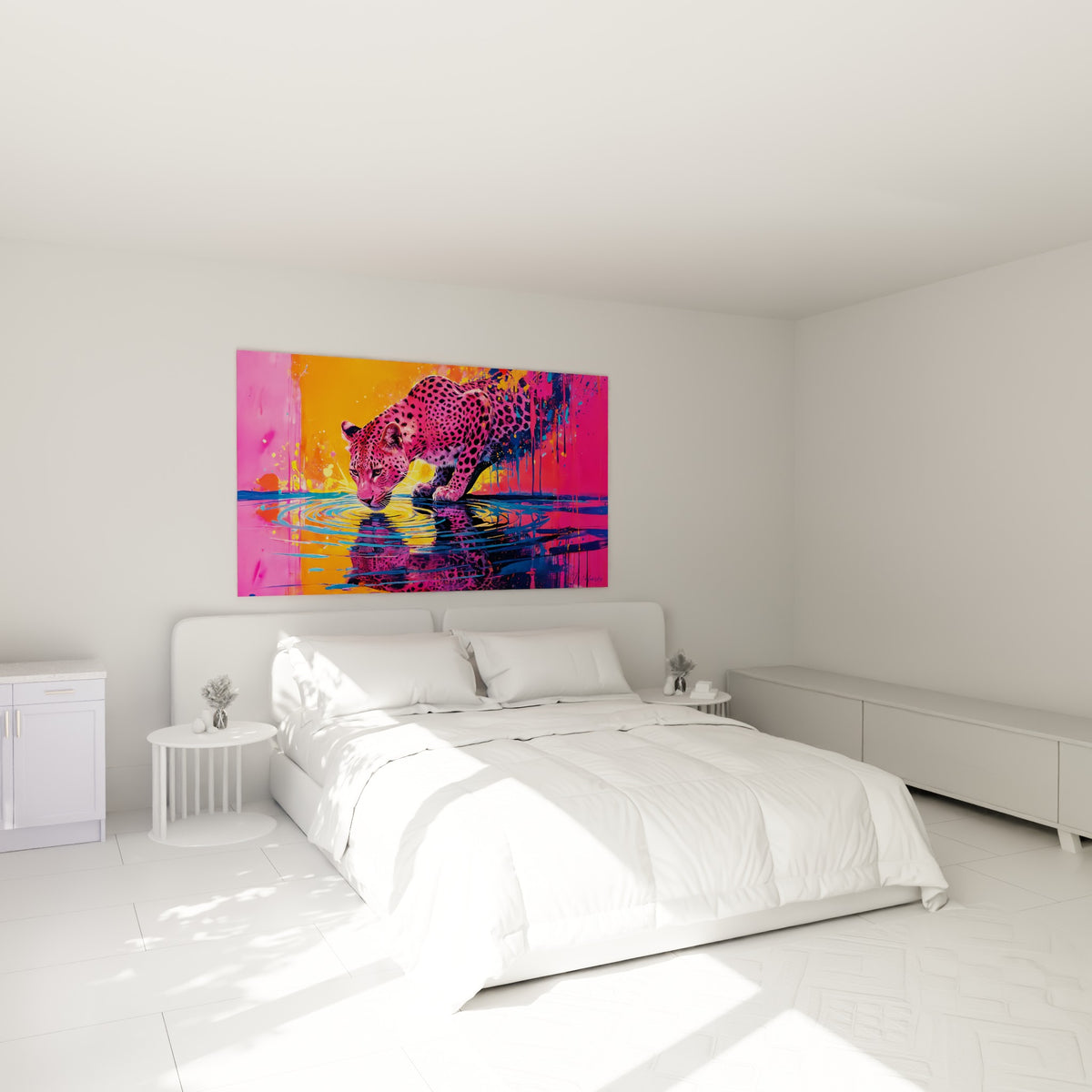 Félin fauve aux nuances roses et bleu marine se reflétant dans l'eau, au-dessus d'un lit dans une chambre claire
