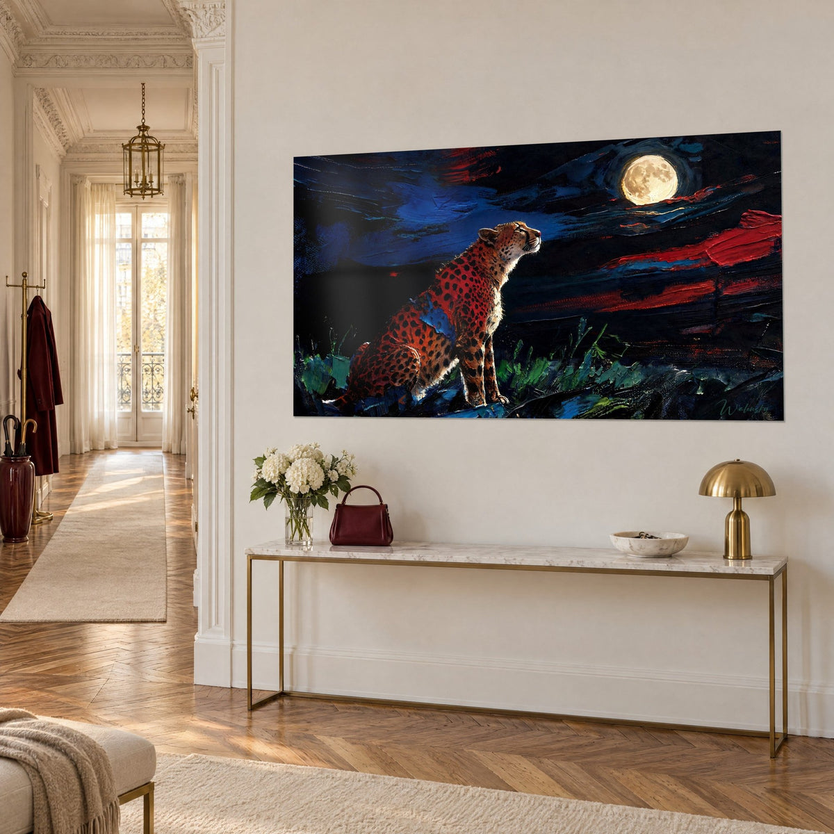 Quadro felino fulvo seduto sull'erba verde, luna dorata e nuvole cremisi in pasta spessa, vista di tre quarti su parete color crema