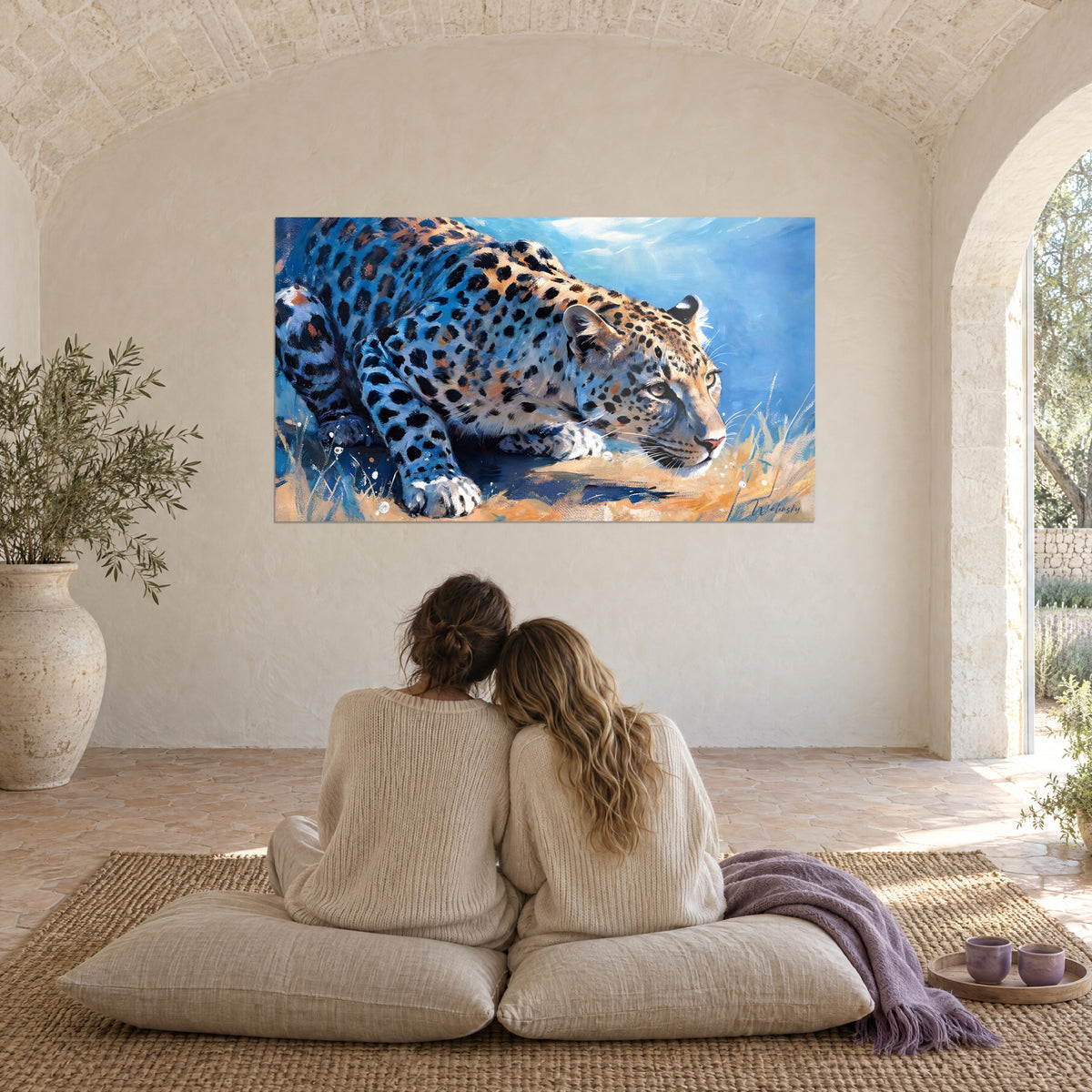 Tableau jaguar tapi, taches noires sur fond de ciel bleu lumineux et d'herbes dorées, deux personnes enlacées sur des coussins blancs