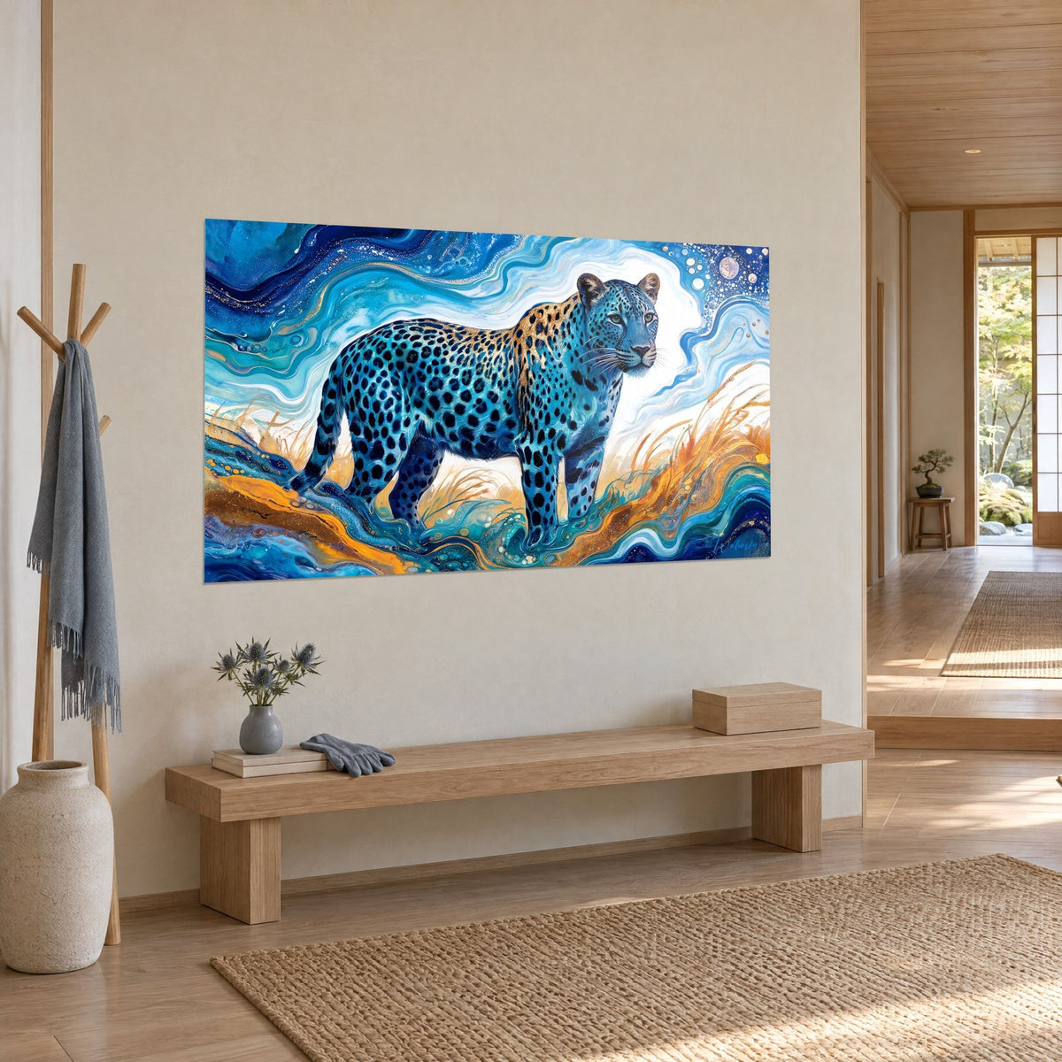 Tableau léopard azur à la robe étoilée d'or, entouré d'herbes ocre et de vagues indigo, mur beige d'une entrée japandi