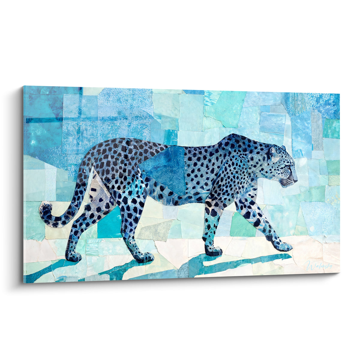 Guépard bleu turquoise en collage marchant sur fond de papier fragmenté et texturé