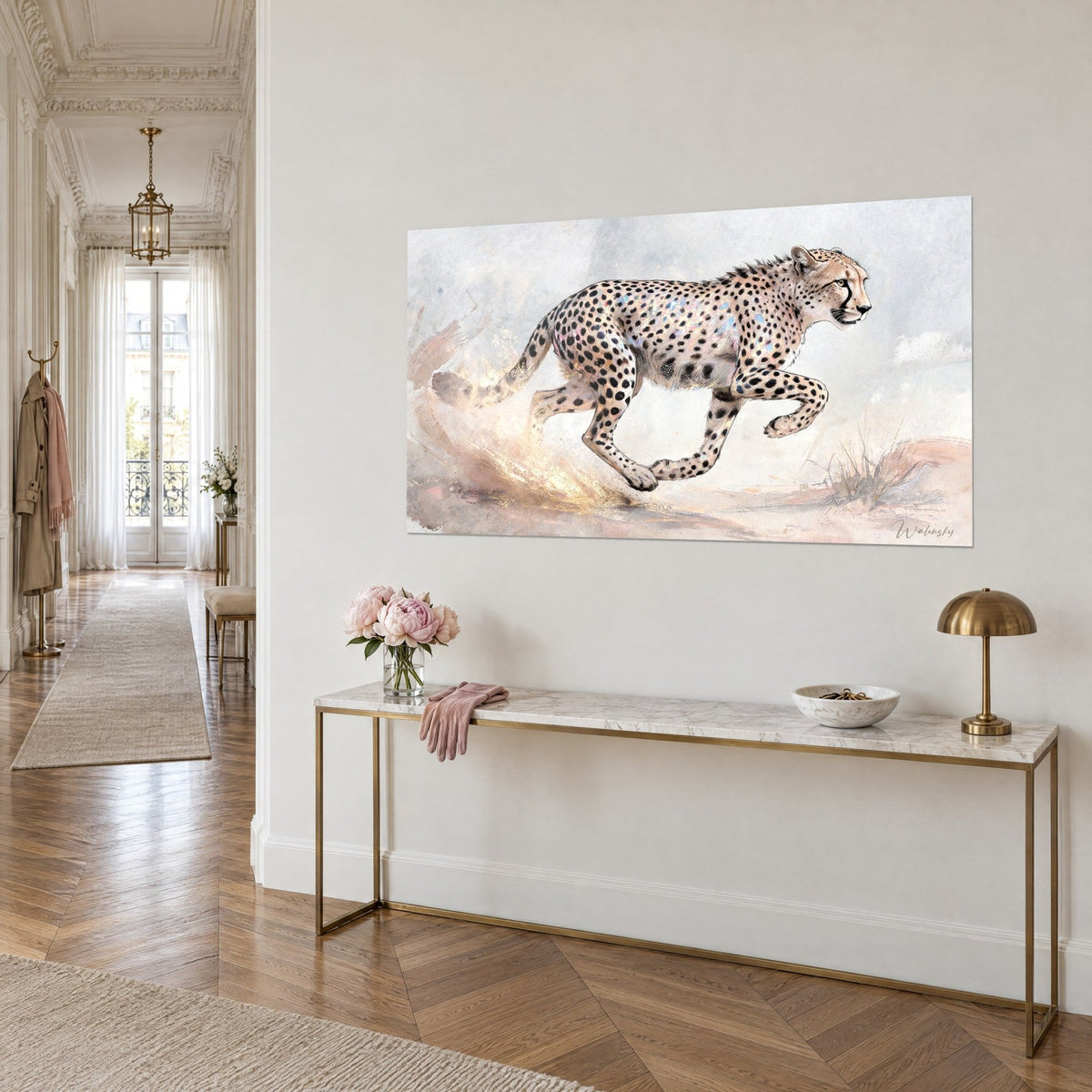 Quadro di un ghepardo in piena corsa, macchie nere su fondo grigio perla e rosa pallido, appeso sopra una consolle dorata