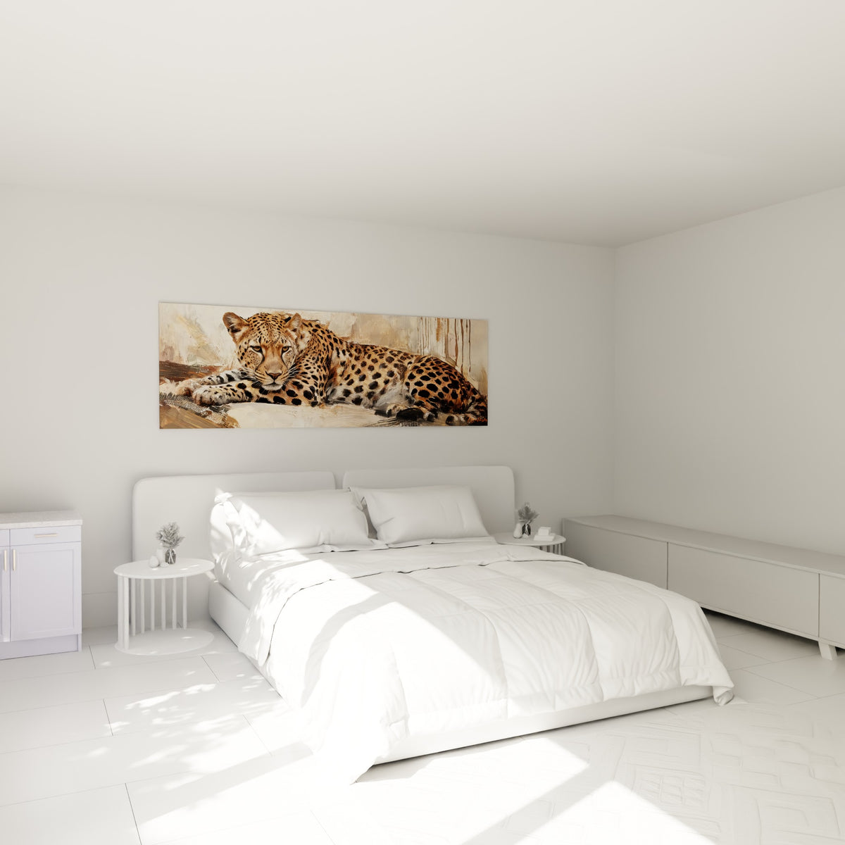 Guépard tacheté brun et ocre allongé, regard perçant, au-dessus d'un lit dans une chambre claire