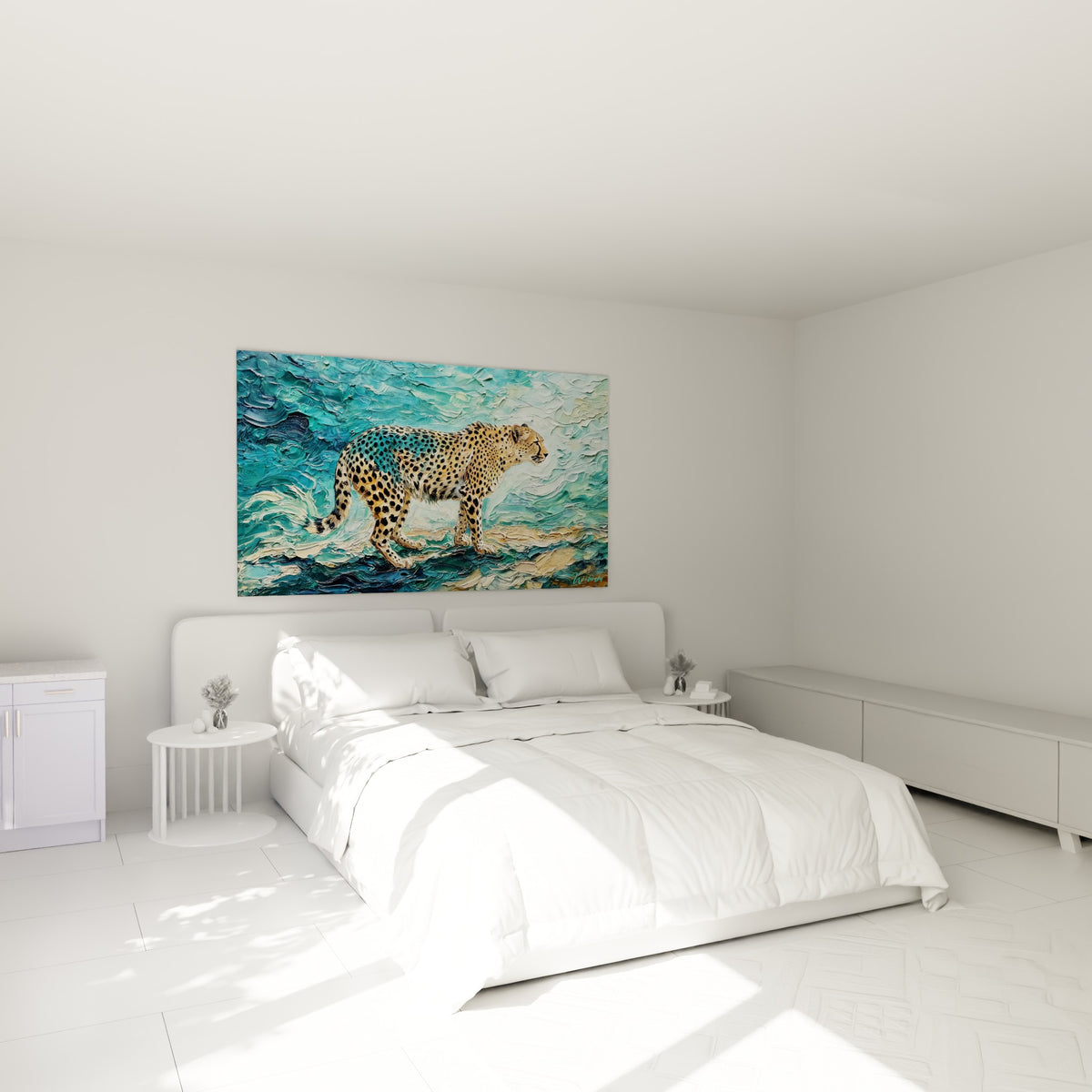 Guépard fauve traversant des vagues turquoise, accroché au-dessus d'un lit dans une chambre claire