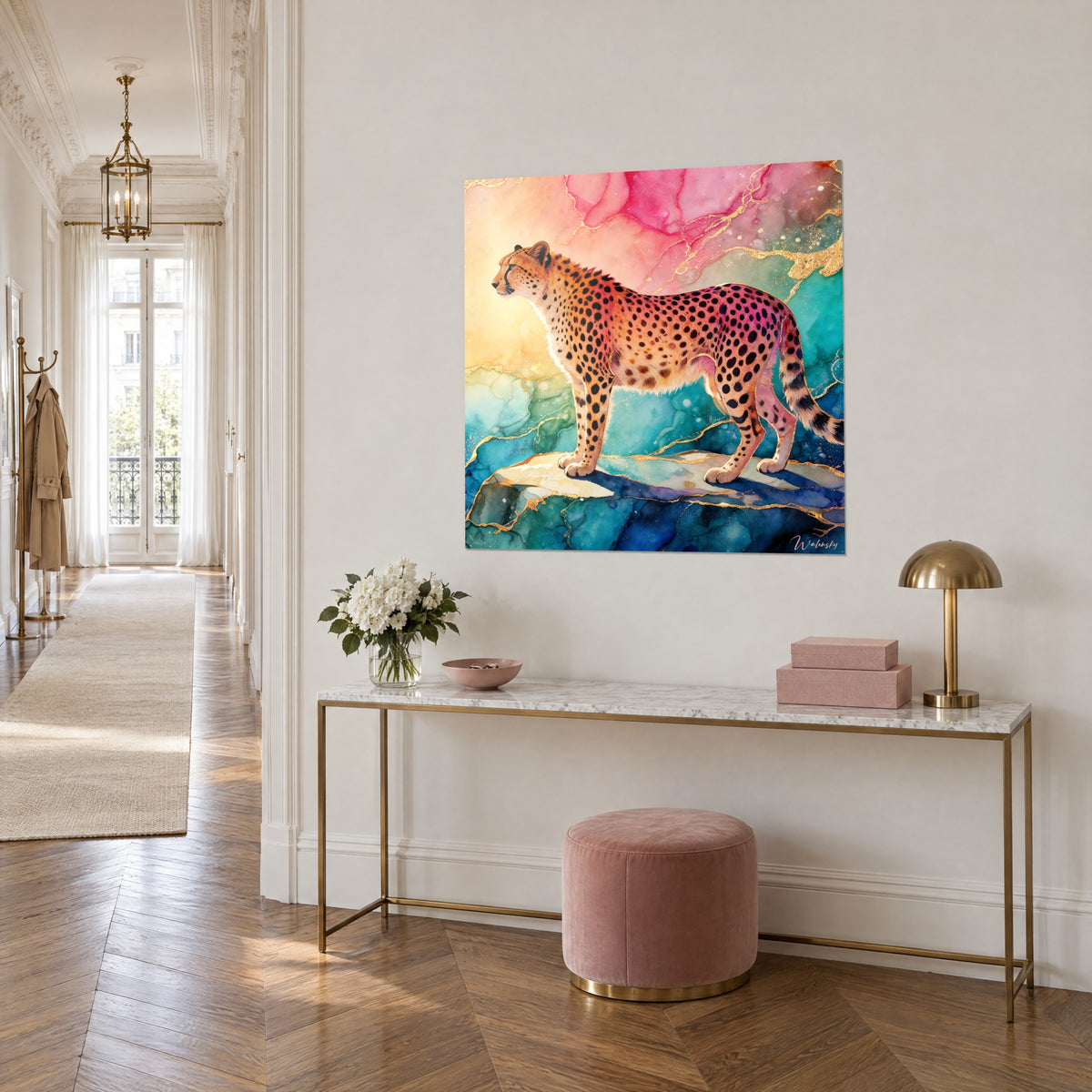 Gemälde Raubkatze mit schwarzen Flecken, orange-rosa Fell, rosa und türkisfarbene Wolken mit Goldadern, weiße Konsole und rosa Hocker