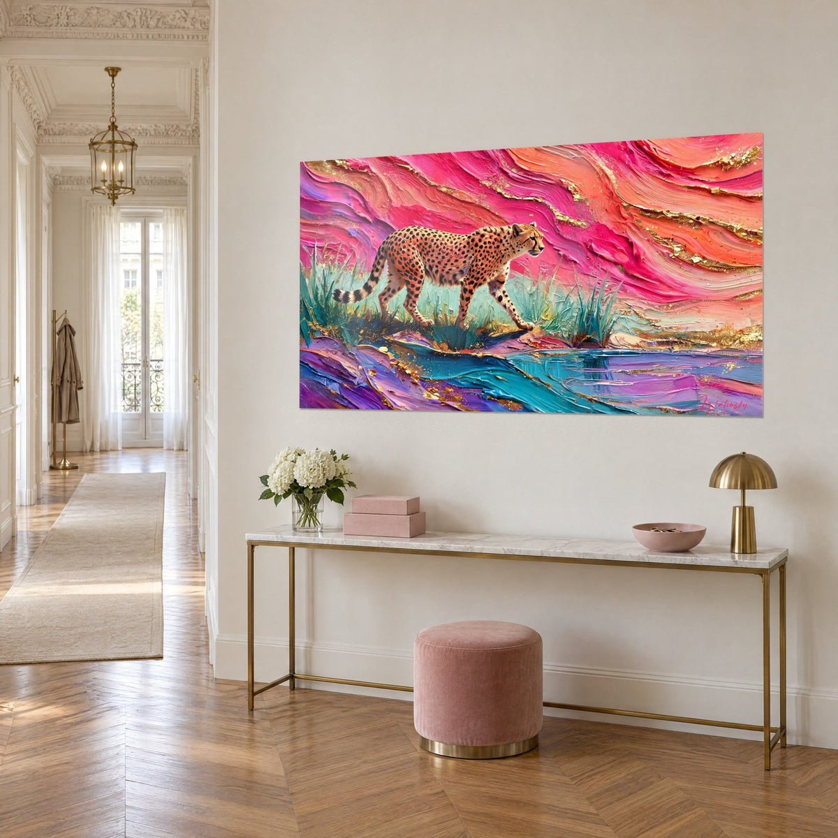 Gemälde eines schreitenden Geparden, goldene Impasto-Akzente auf fuchsiafarbenem und orangefarbenem Himmel, Dreiviertelansicht über einer Konsole in einer Haussmann-Eingangshalle