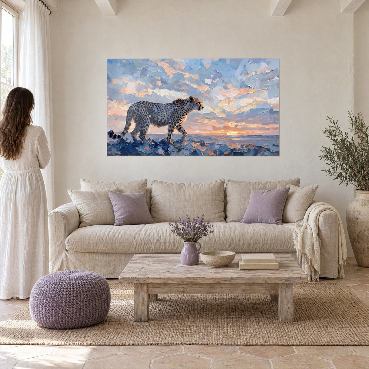 Gemälde eines gefleckten Geparden, der unter einem blau-orangefarbenen Himmel schreitet, dicke Spachtelstriche, über einem Sofa in einem hellen Wohnzimmer