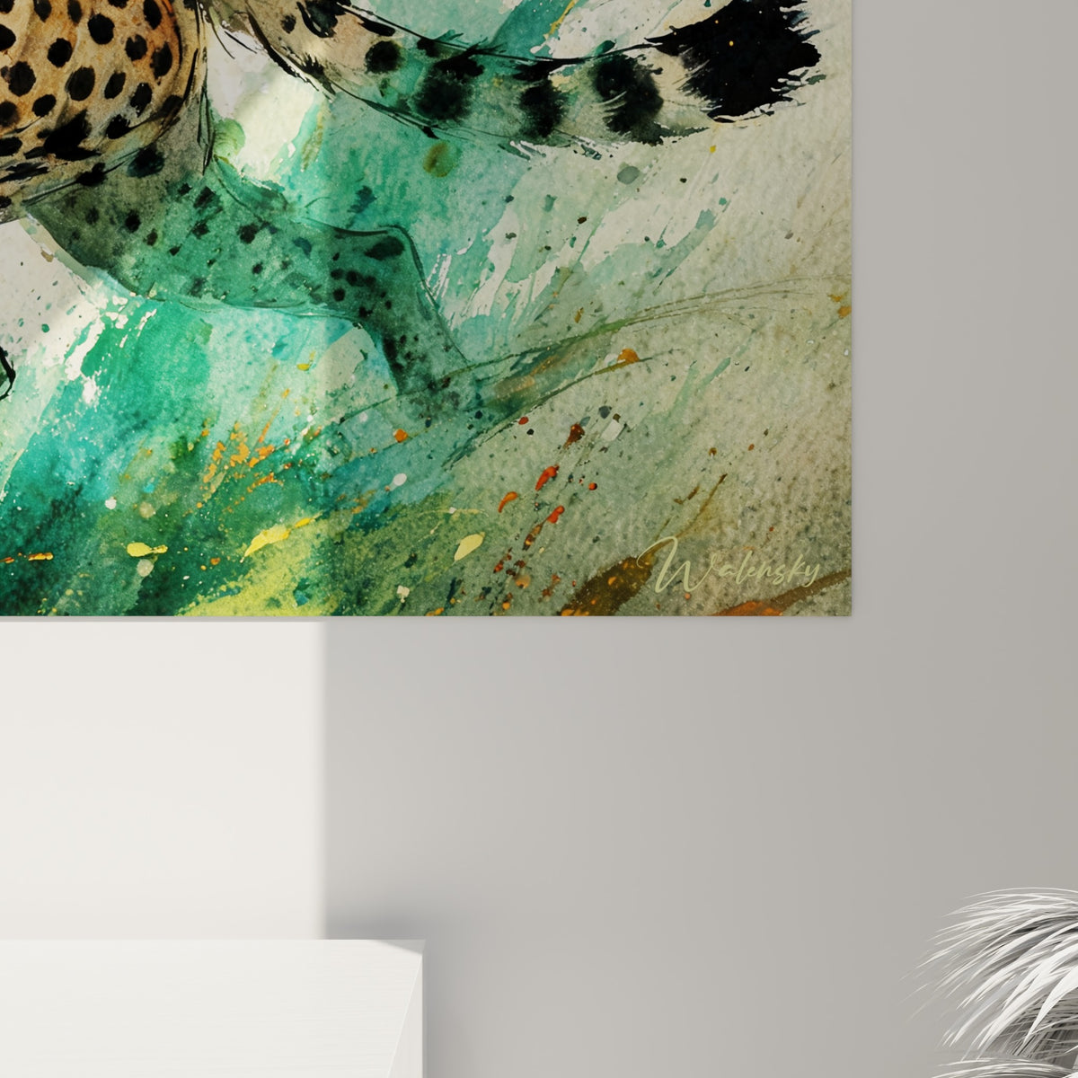 Détail des taches noires et coulures d'aquarelle ocre et vertes sur le pelage du guépard accroché