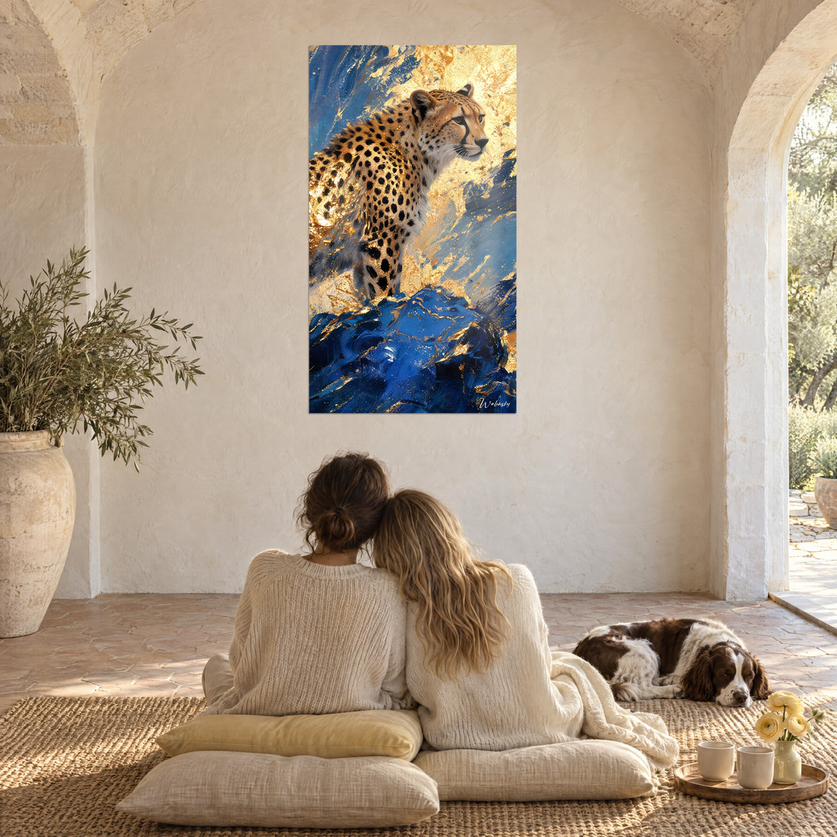 Tableau prédateur tacheté couleur miel perché sur un bloc bleu profond, devant deux femmes enlacées et un spaniel