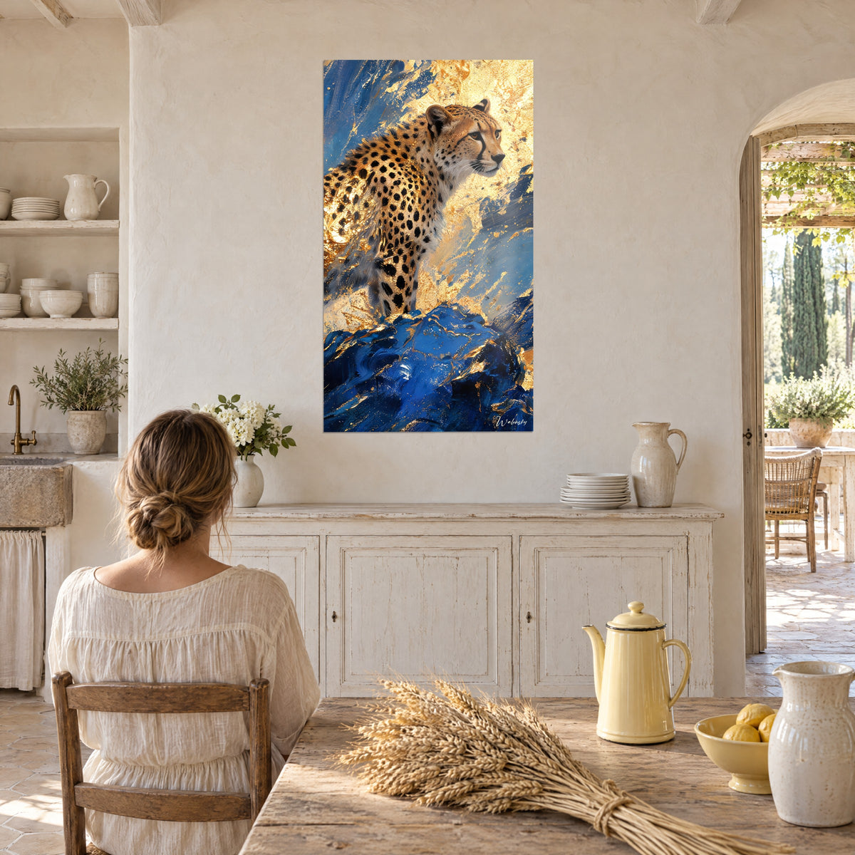 Tableau chat sauvage de la savane en peinture à l'huile, fond d'or et d'outremer, face à une jeune femme de dos dans un mas