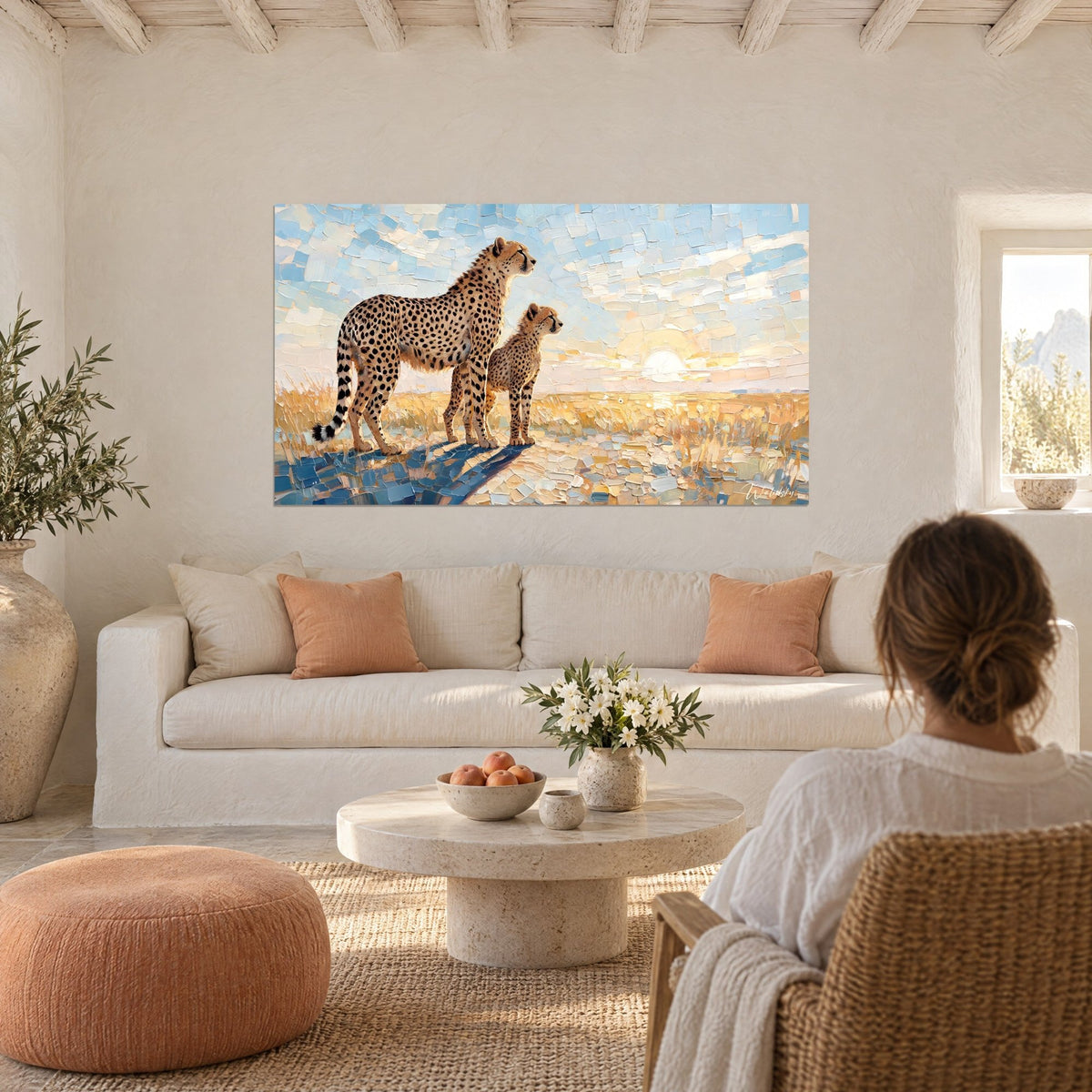 Gemälde Gepard mit seinem Jungen, der in die Ferne blickt, ockerfarbenes Fell mit schwarzen Flecken, blassblauer Himmel, über einem Sofa in einem hellen Wohnzimmer