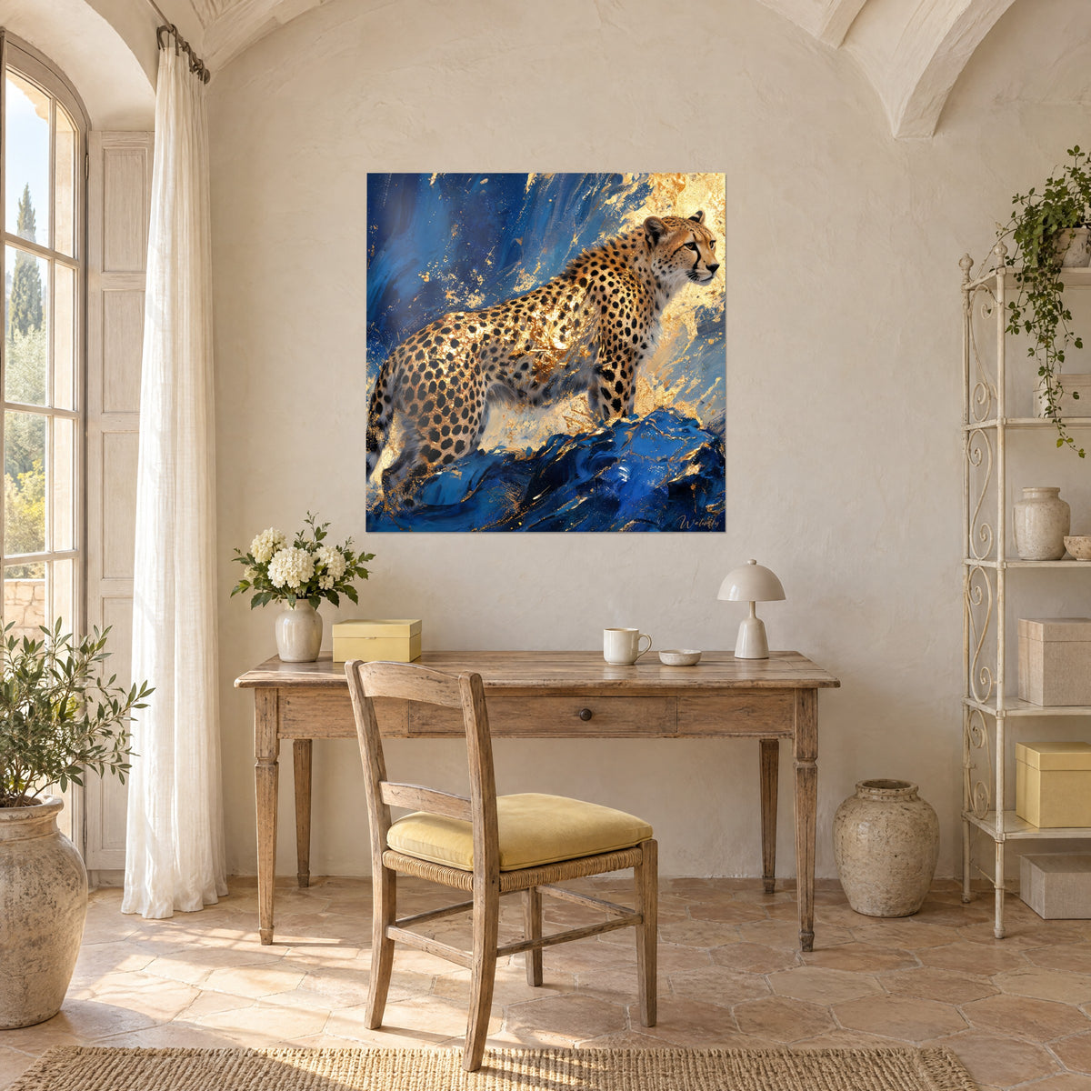 Tableau léopard de savane peint à la spatule, pelage ambré, roche bleu nuit, accroché au-dessus d'un bureau en bois clair près d'une fenêtre