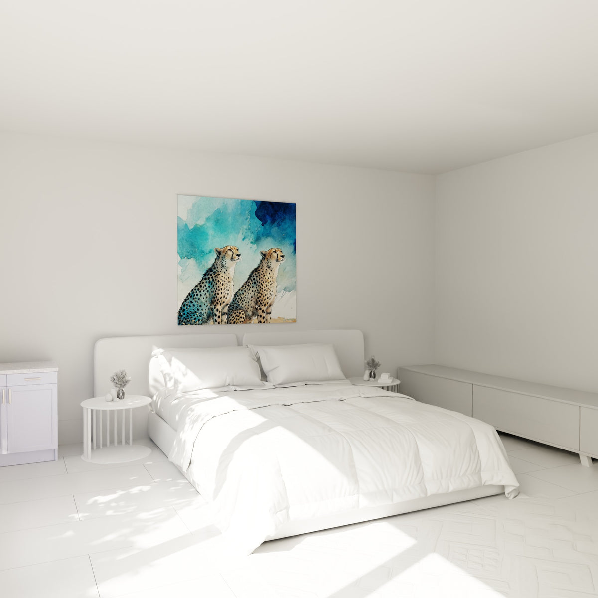 Duo de guépards tachetés sur fond bleu et doré, accroché au-dessus d'un lit dans une chambre claire