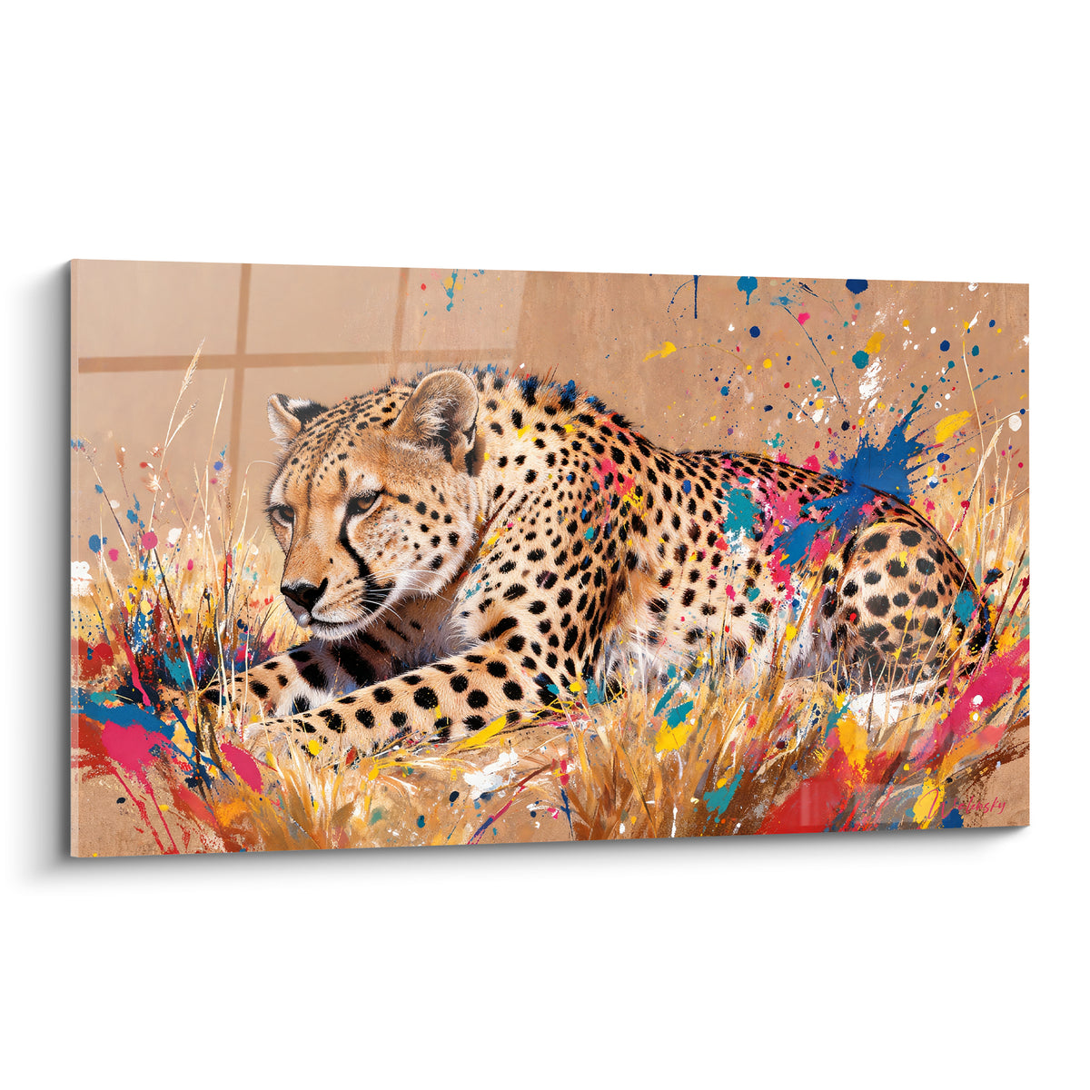 Guépard couché aux taches dorées et noires, éclaboussures bleu marine et rose fuchsia autour de lui